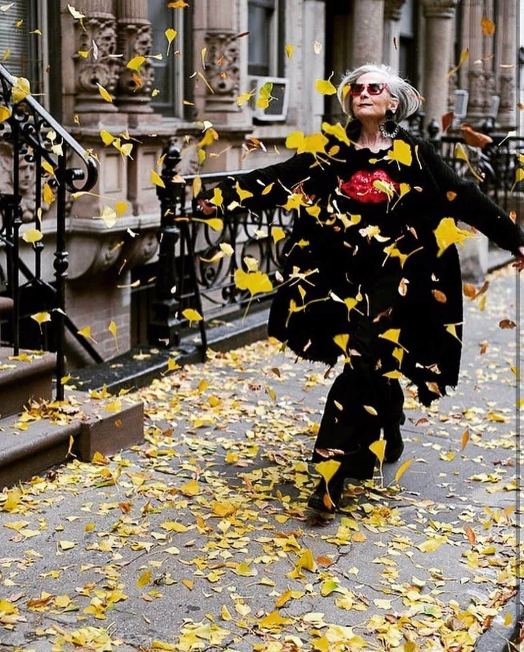 Harper's BAZAARさんのインスタグラム写真 - (Harper's BAZAARInstagram)「Walking into the office when you know it’s a short work week #regram @iconaccidental」11月25日 22時31分 - harpersbazaarus