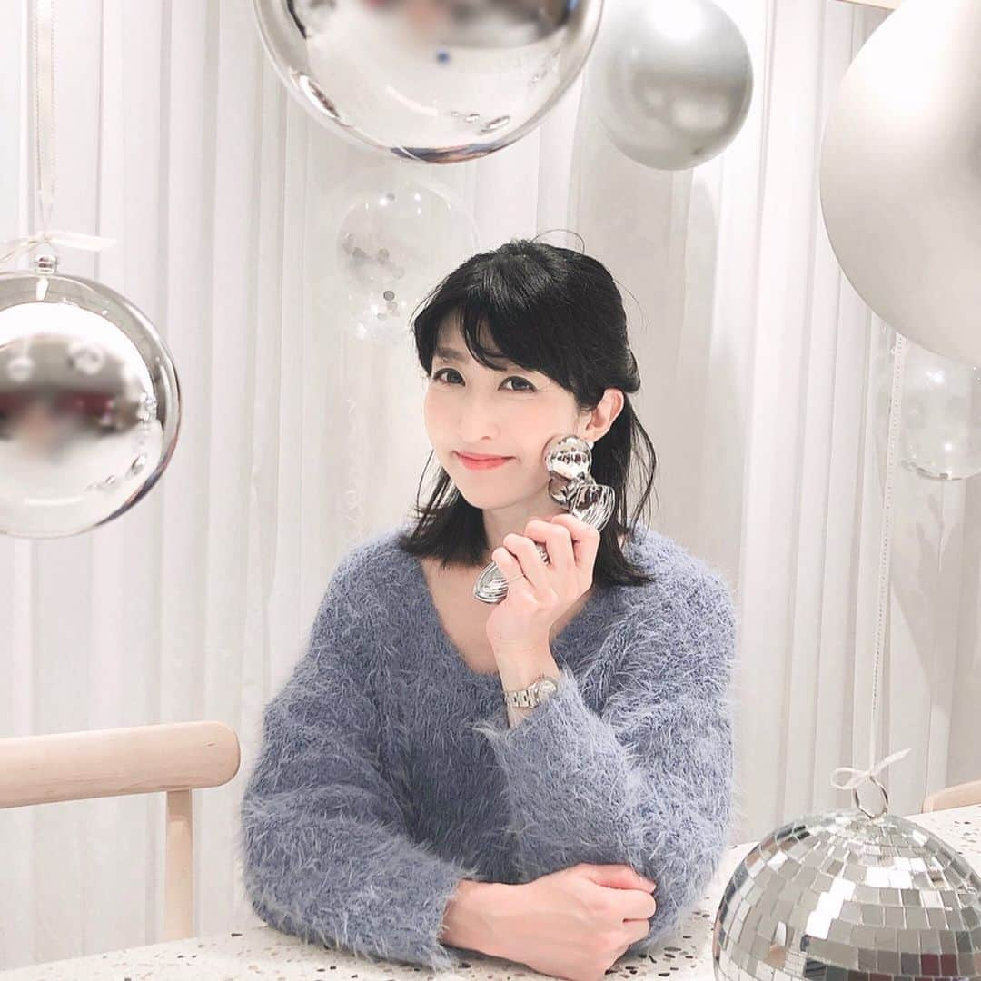 土屋香織さんのインスタグラム写真 - (土屋香織Instagram)「❁. ReFa motion carat ❁ @refa_campaign . 気になっていた Beauty Connection Ginzaへ。 リファモーションカラット初めて使ってみたの✩︎⡱ ReFaカラットを昔から愛用してるんだけど 新しいリファモーションカラットを転がした途端びっくり❣️全然違うー⸜(๑⃙⃘'ᵕ'๑⃙⃘)⸝⋆︎* ぎゅぎゅぎゅっとお肌に吸い付いて気持ちよくつまみ流してくれる感じがやみつきに♡ お風呂でも滑りにくく肌をギュッと掴んでくれるみたい！ また欲しいものが増えてしまった( ˘͈ ᵕ ˘͈ ) . . . #史上最強の吸いつき #refa #motion #PR #スキンケア #kurashiru #MERY #おうちケア #locari #hugmug_beautybu #コスメ好きさんと繋がりたい #美容グッズ #リファ #コスメマニア#コスメレポ #コスメ大好き #cosmemania #beautycare #beautyqueen #beautycommunity #merybeauty #コスメ紹介 #コスメ部 #コスメ垢 #コスメレビュー」11月25日 22時37分 - kaorintsuchiya