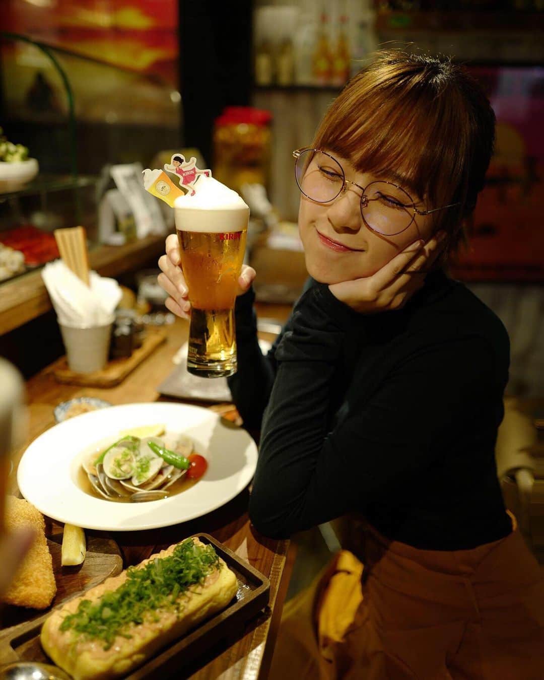 Miss Hunnyのインスタグラム：「看我樣子多滿足(˶‾᷄ ⁻̫ ‾᷅˵) 終於有時間出嚟抖抖氣☺ 約左小美去 串カツ専門店JunG39 JAPAN居酒屋 🍻啤啤佢 因為麒麟啤酒同餐廳合作推出「麒麟一番搾滋味套餐」😱 套餐仲會配限定既玫瑰味同香梨蜜糖味嘅麒麟啤酒🤤🤤🤤 我揀咗蜜糖口味，好啱女仔飲， 所以我一飲就變咗女仔(˶‾᷄ ⁻̫ ‾᷅˵) 你也要嚐一口hunny的味道嗎？ (´･ω･`) @kirinbeerhk #kirinbeerhk #KirinIchiban #麒麟啤酒 #KirinBeer #一期一會 #一番一會 #最好嘅相遇 #細味這瞬間 #麒麟一番搾 #キリン一番搾り」