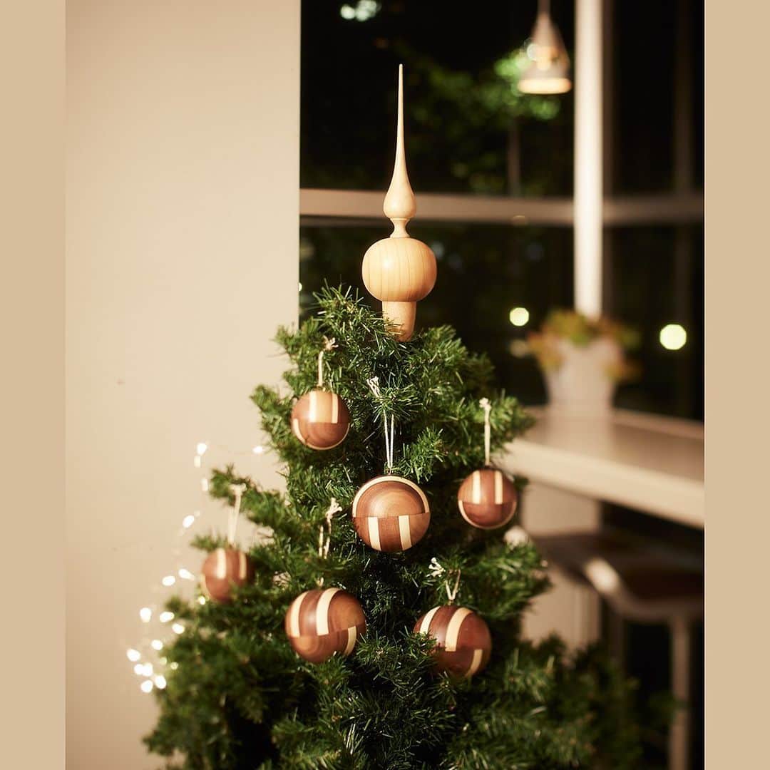 ボーネルンドさんのインスタグラム写真 - (ボーネルンドInstagram)「【クリスマスまでのカウントダウンを楽しむオブジェ】 ・ 木の形をかたどったブナ材を組み木のように組み合わせ、針葉樹モミノキを表現したクリスマス飾り。 ・ 見方によっては、一本のモミノキにも複数のモミノキにも見えるデザインです。あとひと月、お部屋や玄関を飾ってクリスマスを楽しみに待ちませんか？ ・ ・ ・ ★ <ドイツの「おもちゃの村」から届いた工芸品>  もみの木 ¥3,470〜 ほか ・ ・ ・ → お買い物は、プロフィールリンク→カテゴリ→クリスマス飾り からご覧いただけます。 @bornelund」11月25日 22時56分 - bornelund