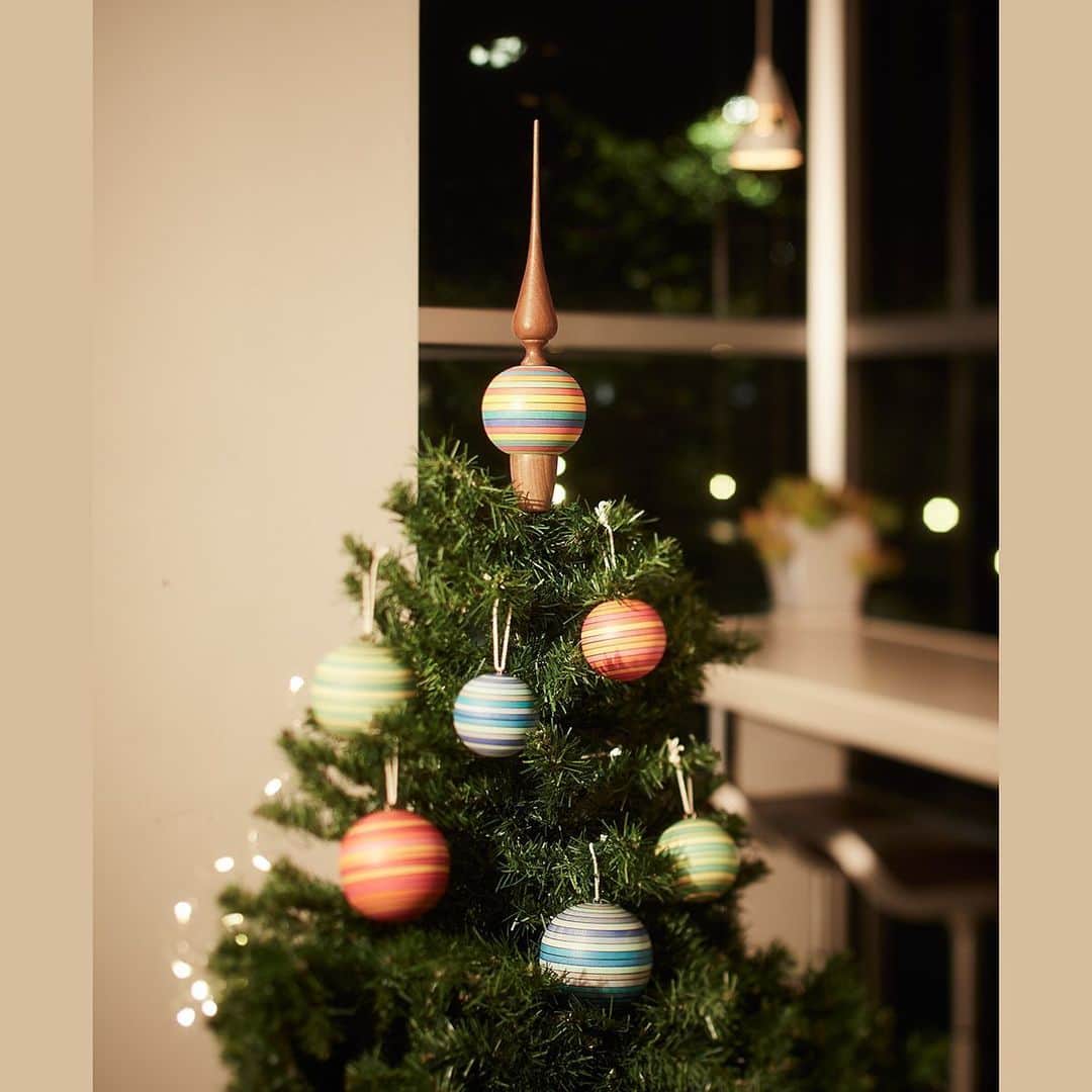 ボーネルンドさんのインスタグラム写真 - (ボーネルンドInstagram)「【クリスマスまでのカウントダウンを楽しむオブジェ】 ・ 木の形をかたどったブナ材を組み木のように組み合わせ、針葉樹モミノキを表現したクリスマス飾り。 ・ 見方によっては、一本のモミノキにも複数のモミノキにも見えるデザインです。あとひと月、お部屋や玄関を飾ってクリスマスを楽しみに待ちませんか？ ・ ・ ・ ★ <ドイツの「おもちゃの村」から届いた工芸品>  もみの木 ¥3,470〜 ほか ・ ・ ・ → お買い物は、プロフィールリンク→カテゴリ→クリスマス飾り からご覧いただけます。 @bornelund」11月25日 22時56分 - bornelund