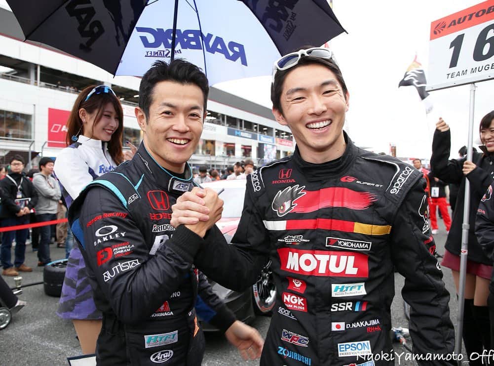 山本尚貴のインスタグラム：「大祐とは同い年で2006年のSRS-f以来の同期ライバル。 SRS-f、FCJ、F3、SF、GT…もう13年も経つのか🤣 そんな彼が昨日のレースをもってレーシングドライバーとしてのキャリアを終えました。 しかもポールポジションインタビューで引退宣言…カッコ良すぎるだろ！！😂笑 だけどこの決断をするまで本人にしかわからない悩みと葛藤があったと思う。自分で幕引きをする勇気とその決断にはただただ尊敬の気持ちしかないです。なかなか出来ないことだと思います。 レース中もお互いにポジションを入れ替えながらバトルしてました。 ただあのまま“カッコいい終わり方”はさせちゃいけないと思って最後は大祐の前に出てやる！と思って空気を読まずに抜きに行きましたけど。笑 彼との最後のレースで一緒に直接ポジションを争ってバトルができて楽しかった😄 たくさんのドライバーと関係者の皆さんが彼のもとを訪れていたのは彼の人柄があってですね。 ダイスケー！今まで本当にお疲れさま！！ そしてここまで一緒に戦ってくれてありがとう👍 大祐のこれからの人生にさらにたくさんの幸せが訪れますように✨ . . . #中嶋大祐 #daisukenakajima #同期 #ライバル #ありがとう #お疲れさま #これからもよろしく！」