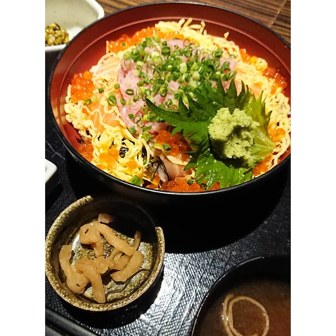 吉井怜さんのインスタグラム写真 - (吉井怜Instagram)「好きです、海鮮丼♪  ご飯が見えない位のボリューム！ 美味しゅうございました😍  今日は暖かくて汗かくほどの気候だったけど、 明日からまた一気に冷えるようで 防寒対策万全で行きましょう！ おやすみなさーい  #好きです #海鮮丼 #ボリューミー  #吉井怜 #amebablog #吉井怜オフィシャルブログ #aquamarine18 #シェア投稿」11月25日 23時02分 - rei_yoshii