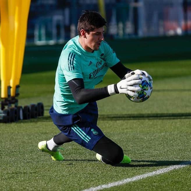 ティボ・クルトゥワのインスタグラム：「Vuelve la Champions y estamos listos! 🙌🏼 #HalaMadrid」