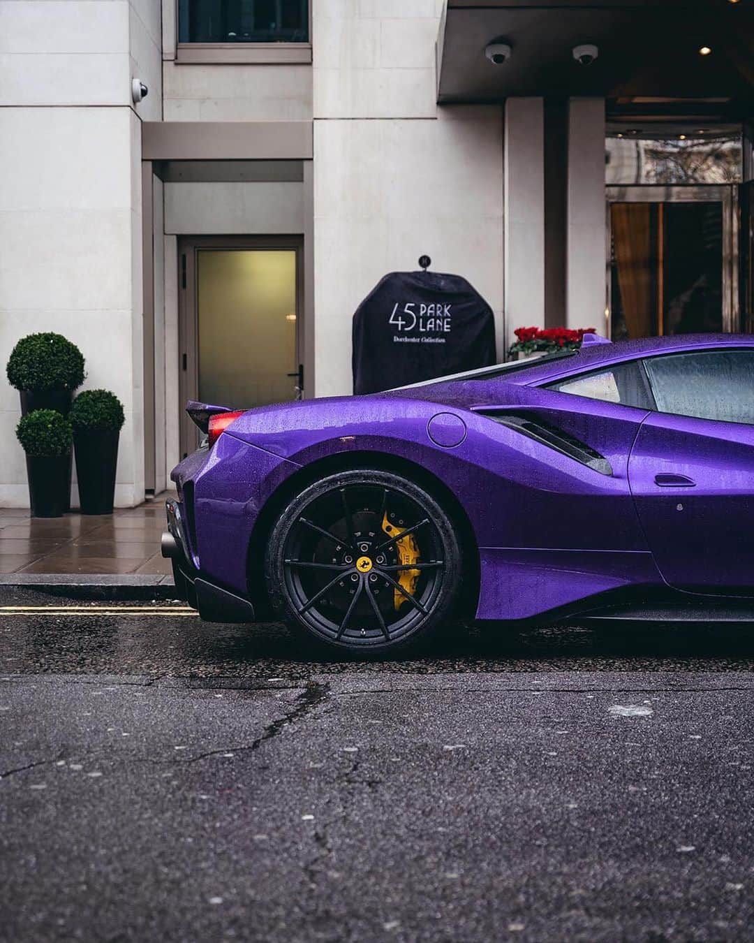 CARLiFESTYLEさんのインスタグラム写真 - (CARLiFESTYLEInstagram)「Purple Ferrari 488 Pista! 👍🏼or👎🏼? Photos by @tfjj #488Pista @phildixon89 #carlifestyle」11月25日 23時05分 - carlifestyle