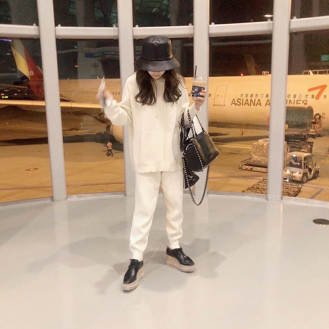 ひよんさんのインスタグラム写真 - (ひよんInstagram)「✈️👖👸💓 ㅤㅤㅤㅤㅤㅤㅤㅤㅤㅤㅤㅤㅤ 飛行機乗る時は基本ラフ過ぎるお洋服だから、 また @hiyonwear でこういう 楽ちんなお洋服だしたいな〜🥺❤️❤️ ㅤㅤㅤㅤㅤㅤㅤㅤㅤㅤㅤㅤㅤ 最近みんなはなんのアイテムが欲しい？🤭🤭🤭 ㅤㅤㅤㅤㅤㅤㅤㅤㅤㅤㅤㅤㅤ #fashion #ootd #coordinate #feeyong #hiyon #hiyonwear #koreanfashion #koreangirl #오오티디 #데일리룩 #패션 #희영 #한국패션 #공항패션 #ひよん #ひよん服 #カジュアル #コーデ #空港ファッション」11月25日 23時08分 - cchan_fee4