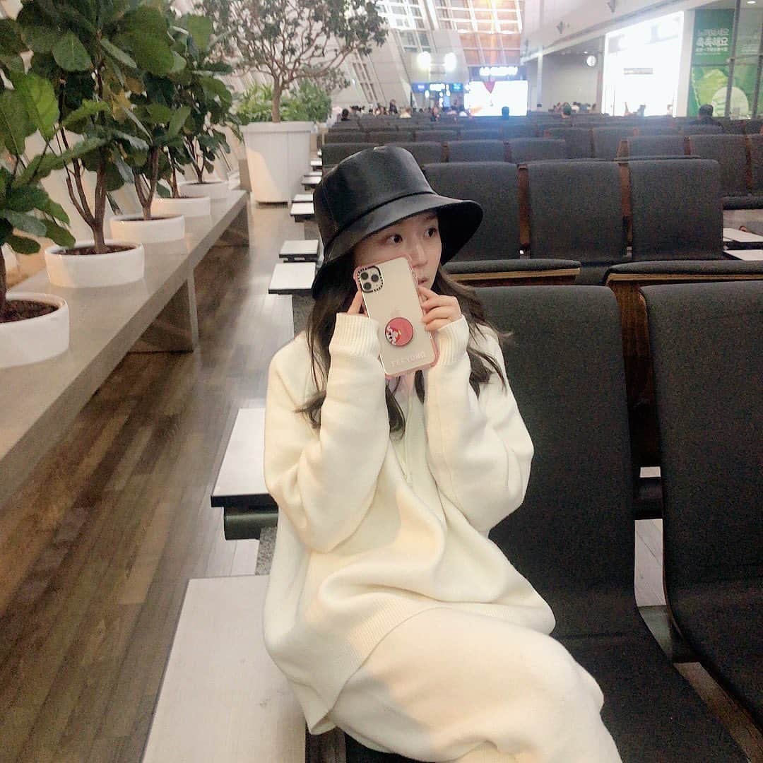 ひよんさんのインスタグラム写真 - (ひよんInstagram)「✈️👖👸💓 ㅤㅤㅤㅤㅤㅤㅤㅤㅤㅤㅤㅤㅤ 飛行機乗る時は基本ラフ過ぎるお洋服だから、 また @hiyonwear でこういう 楽ちんなお洋服だしたいな〜🥺❤️❤️ ㅤㅤㅤㅤㅤㅤㅤㅤㅤㅤㅤㅤㅤ 最近みんなはなんのアイテムが欲しい？🤭🤭🤭 ㅤㅤㅤㅤㅤㅤㅤㅤㅤㅤㅤㅤㅤ #fashion #ootd #coordinate #feeyong #hiyon #hiyonwear #koreanfashion #koreangirl #오오티디 #데일리룩 #패션 #희영 #한국패션 #공항패션 #ひよん #ひよん服 #カジュアル #コーデ #空港ファッション」11月25日 23時08分 - cchan_fee4