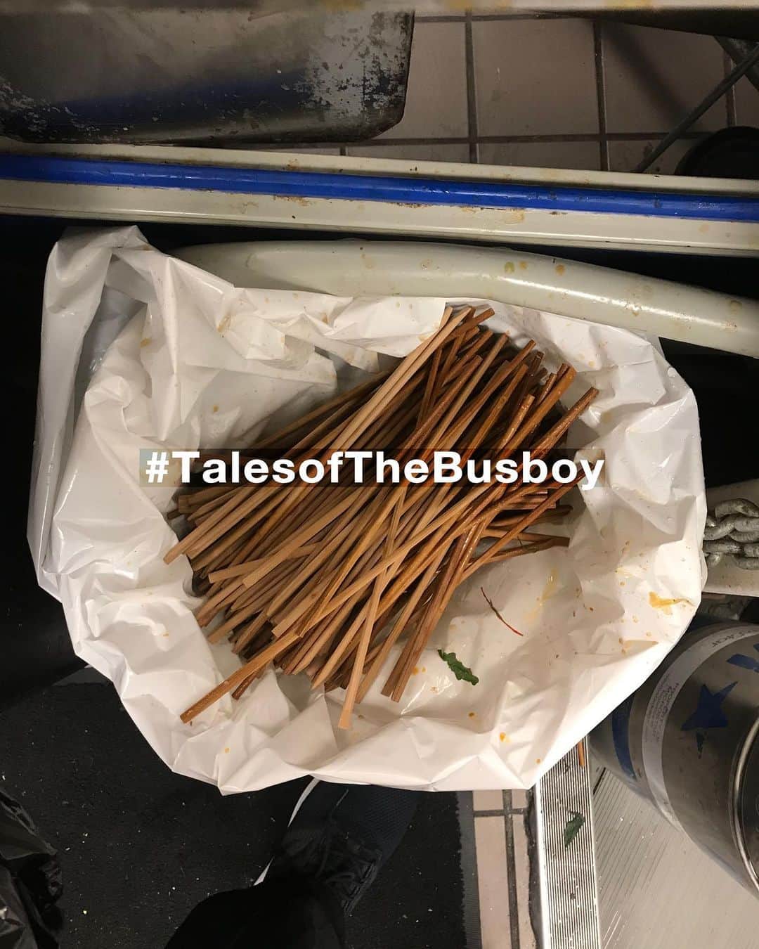 shinichitsutsuiのインスタグラム：「@talesofthebusboy: Bussing my ass off at an elevated ramen restaurant in Midtown to make a living and support my art works  #TalesofTheBusboy」