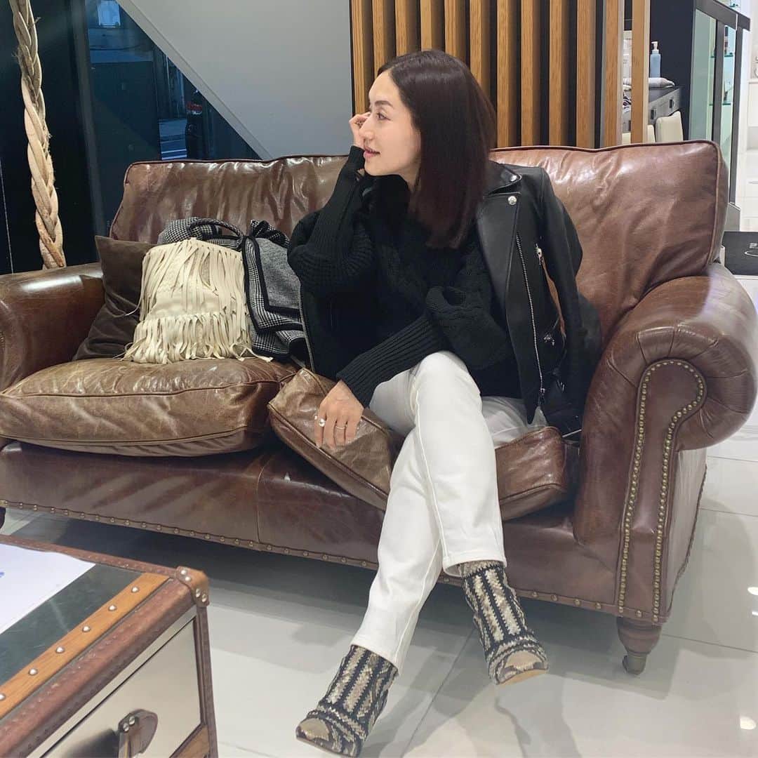 亀恭子のインスタグラム：「なんてことない合わせ なんですが、 とにかくワンピース率が高い今日この頃、 なんか久々なバランス。 . . . ニットは以前インスタで紹介したバックシャンな一枚。 フロントデザインもお袖も、 可愛いです❤︎ . . かなりのボリューム感。 今日はこれ一枚でも大丈夫な暖かさでしたね。 . . today's… #fashion #ootd #kkstyle #tokyo #kamescloset #jacket #acnestudios #knit #etretokyo #pants #muji #stole #madisonblue #bag #bottegaveneta #shoes #alexandrebirman #autumn」