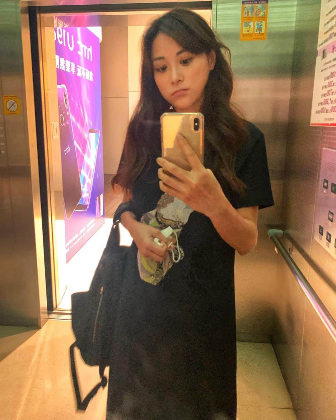Liga Chiangのインスタグラム：「天氣忽冷忽熱 一下脫外套 一下穿外套 這樣真的很容易頭痛加感冒😷 認真覺得這片鏡子真的有點髒🙄  #暖冬 #大家注意保暖 #keepwarm #有好幾件😂」