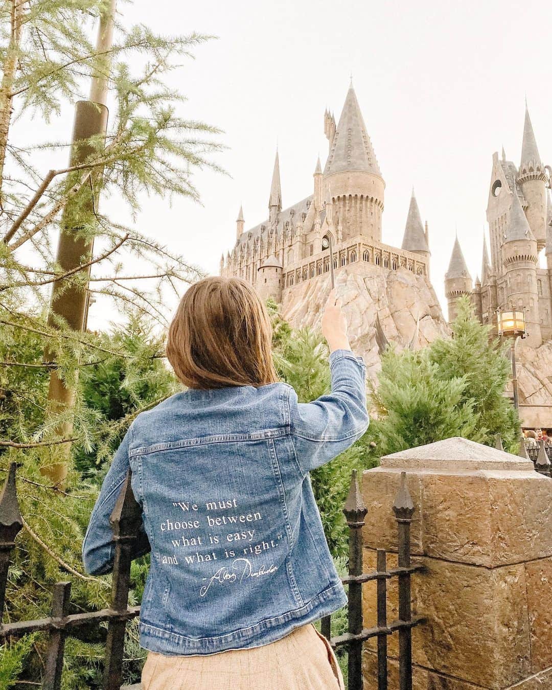 Acacia Brinleyさんのインスタグラム写真 - (Acacia BrinleyInstagram)「I told my friends I couldn’t get into Harry Potter. (Even though they constantly persisted that I watch just ONE movie.) I felt like I was already a Stan of so many movies & franchises. I felt like if I saw Harry Potter, I would dive head first into a deep obsession like I do with all my other favorites. When I like something I GO HARD. I finally took the dive into Harry Potter a little bit ago and my heart grew three times it’s size. Luckily for me, I was already heading to Orlando in a few weeks. Jairus and I got to spend the day alone exploring our school & going on some great adventures with Hagrid. I was like a kid in Honeydukes. So glad I finally said “Alohomora” and unlocked my love for the Wizarding world. ❤️ △⃒⃘ #toocheesy ? (Also my friend and I made this jacket using her cricut machine)」11月25日 23時14分 - acaciakersey