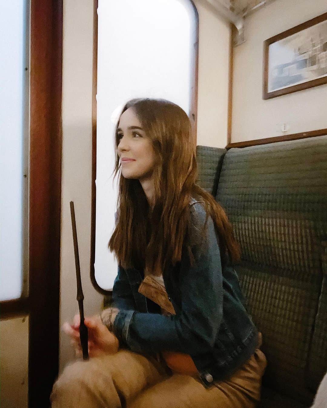 Acacia Brinleyさんのインスタグラム写真 - (Acacia BrinleyInstagram)「I told my friends I couldn’t get into Harry Potter. (Even though they constantly persisted that I watch just ONE movie.) I felt like I was already a Stan of so many movies & franchises. I felt like if I saw Harry Potter, I would dive head first into a deep obsession like I do with all my other favorites. When I like something I GO HARD. I finally took the dive into Harry Potter a little bit ago and my heart grew three times it’s size. Luckily for me, I was already heading to Orlando in a few weeks. Jairus and I got to spend the day alone exploring our school & going on some great adventures with Hagrid. I was like a kid in Honeydukes. So glad I finally said “Alohomora” and unlocked my love for the Wizarding world. ❤️ △⃒⃘ #toocheesy ? (Also my friend and I made this jacket using her cricut machine)」11月25日 23時14分 - acaciakersey