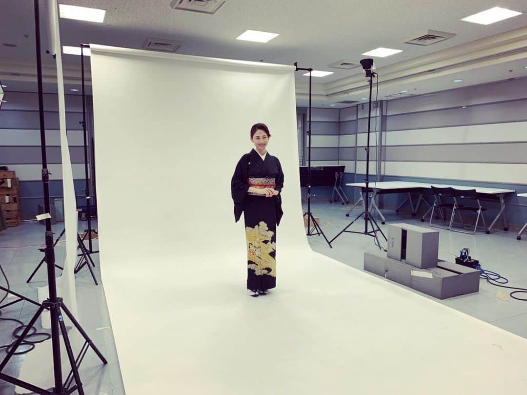 福田ゆみさんのインスタグラム写真 - (福田ゆみInstagram)「新年早々2020年1月3日（金）～1月7日（火） の舞台のビジュアル撮影でした。 来年一発目の舞台。 舞台『LIFE RESET？』 お着物での撮影でした。 お正月らしいですね。  新進気鋭の劇作家3人が一つのテーマを元に描くオムニバスコメディ ［会場］赤坂RED/THEATER （東京都港区赤坂3-10-9赤坂グランベルホテルB2） ［キャスト］井澤勇貴、中島早貴、福田ゆみ（東京マハロ）、小川史記（PRIZMAX）、小野由香（東京マハロ）、中太佑、榊原美鳳（ハダカハレンチ）、片瀬成美（notall）、久保田浩介、岩田和浩 ほか  新年早々、暴れ回る予定なのでよろしく！！ 面白い作品になりそうです。 　#lifereset  #2020年  #新年舞台  #福田ゆみ　#福田ユミ」11月25日 23時15分 - yumifukuda0511