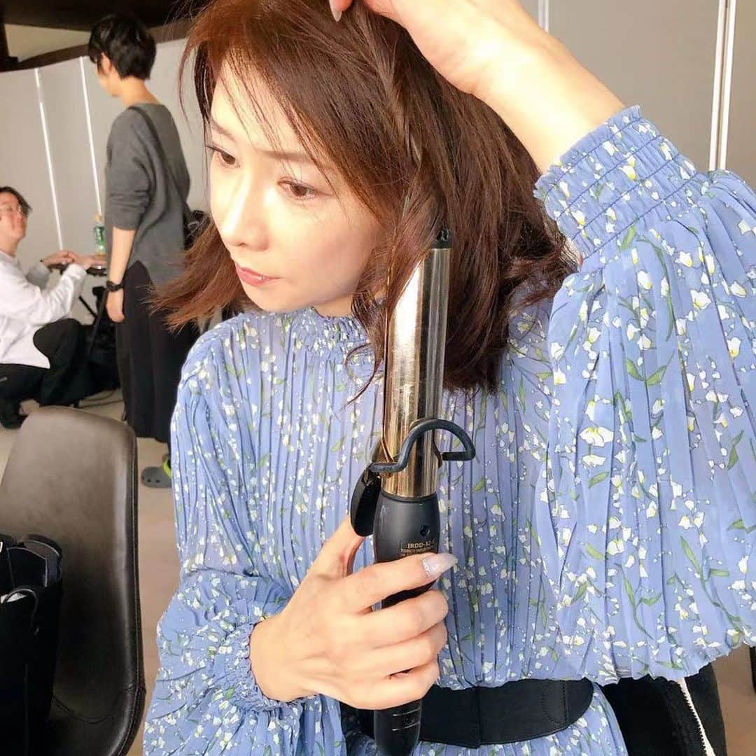 水谷雅子さんのインスタグラム写真 - (水谷雅子Instagram)「今日は初めての雑誌LDＫの撮影でした📚 ヘアメイクは自分でやりましたので、 画像をチェックしながらの撮影📸 初めゆる巻きヘアスタイルに仕上げたんですけど、なんか違ったので結局いつもの外ハネスタイルに😅 発売したらまたお知らせしますね❣️😉✨ #雑誌#ldk#コスメ#美容#健康#生活#雑貨 #インテリア #撮影#連載撮影#ヘアメイク #ワンピース#ダブルスタンダードクロージング  #水谷雅子#水谷雅子beautybook50の私」11月25日 23時27分 - mizutanimasako