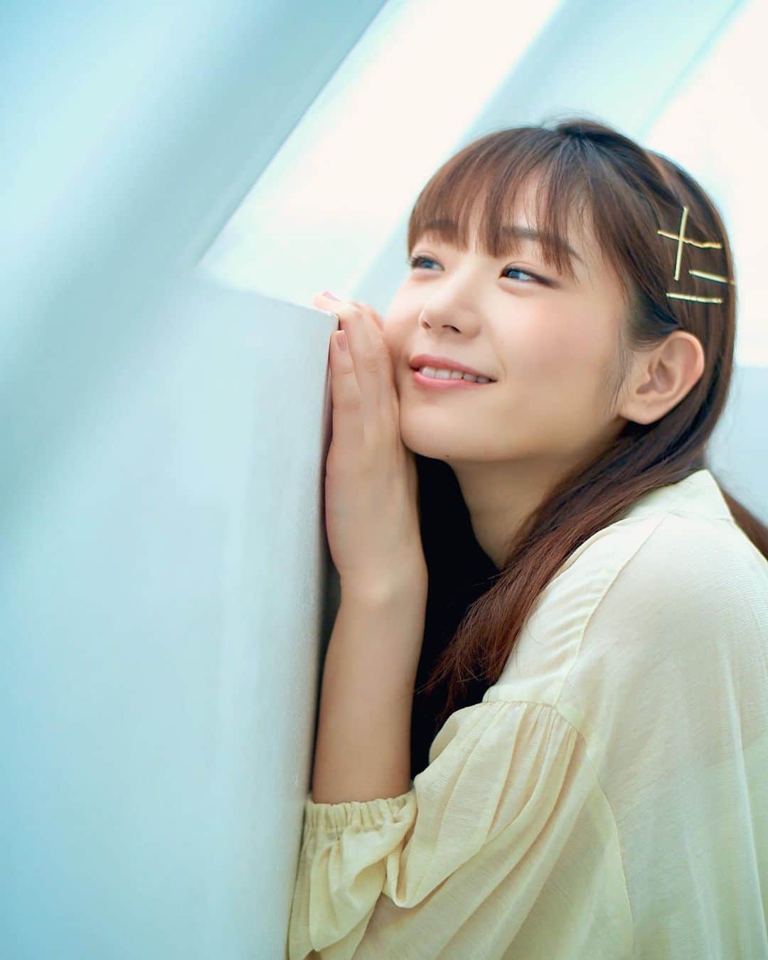 のインスタグラム：「舞台稽古が始まりました。 ワクワクが止まりません😌  photo by @hideaki.ichikawa25 さん hair & make by @entahi さん  グッズのオフショットです😌 #作品撮り #ポートレート#ニヤニヤした #長谷川かすみ」