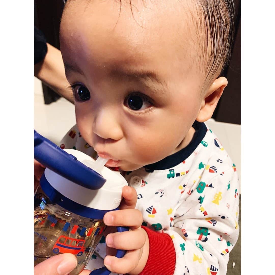 小西翼さんのインスタグラム写真 - (小西翼Instagram)「. お風呂上がりの一杯🍵 一生懸命さがたまらん。 . #baby#きゅん#おでこちゃん」11月25日 23時20分 - tucha_k