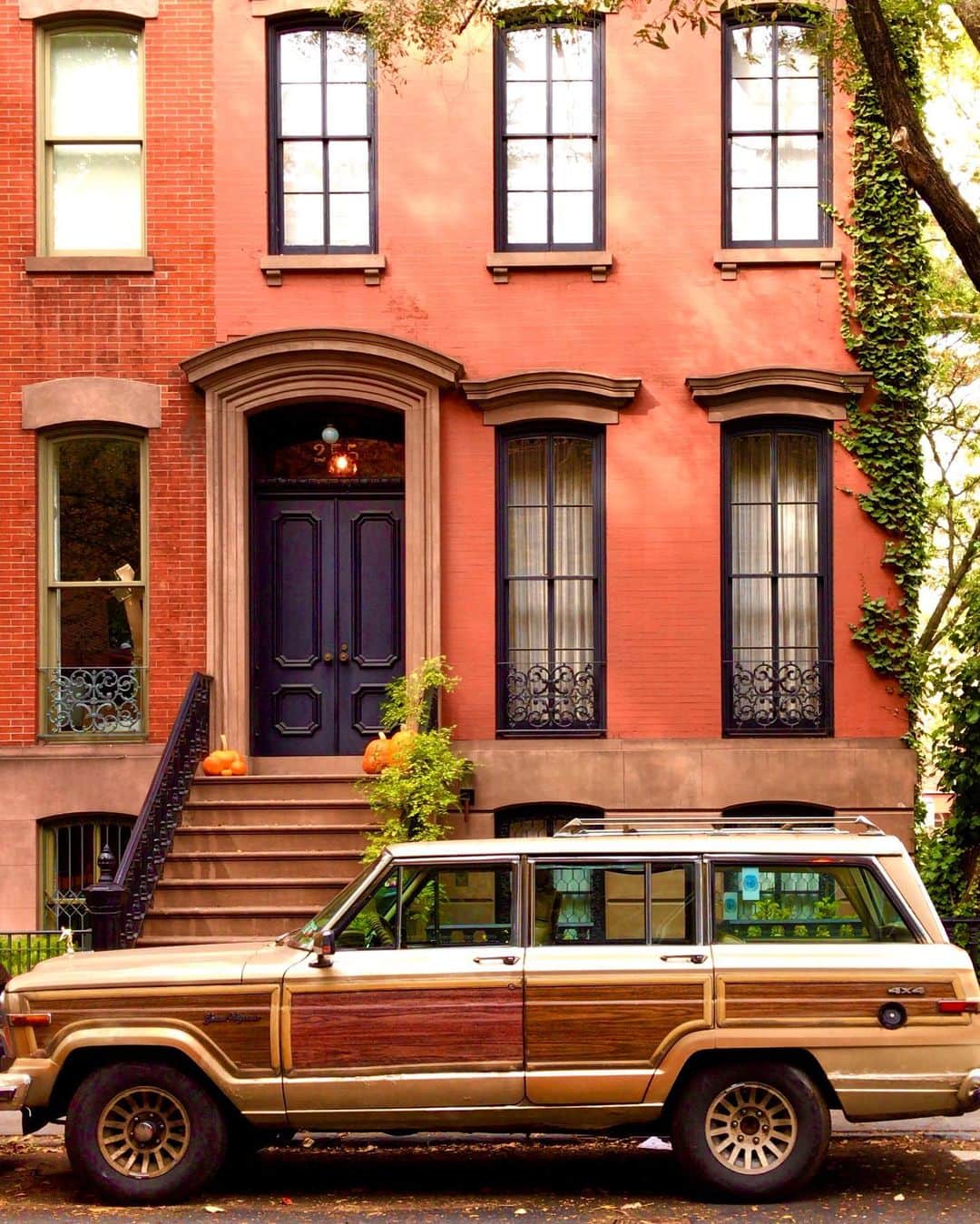 のインスタグラム：「Color palette 🎨 dream come true for thanksgiving week! 🍁🦃 I want to wear an outfit with all these colors on it! 😄 Thank you to whomever owns this lovely girl and for parking it outside of this beautiful brownstone! I was able to capture its beauty...cherish it...and share with all of you! Have a wonderful fall week and for you who are on holiday...enjoy the time off with family! Hugs 🍁🍂🧡 . . . . . . . #westvillage  #facade #facadelovers #coffeecakescafe #prettycitynewyork #travelerinnewyork #onlyinnewyork #newyork_ig #newyork_instagram #made_in_ny #loves_nyc #what_i_saw_in_nyc #newyorkarea #timeoutnewyork #mysecretnyc #seeyourcity #thisisnewyorkcity #streeteasyfinds #nycityworld #storefrontcollective #passionpassport #westvillagelife #streetview #greenwichvillage #theprettycities #streetsofnewyork #autumninnewyork」