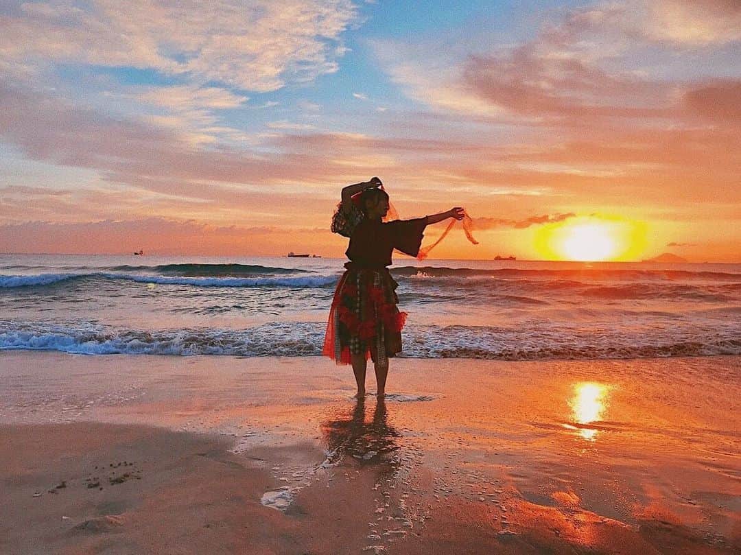 弘松菜摘のインスタグラム：「. ﻿ ﻿ この日は死ぬほど寒かった﻿ ﻿ でも、天気が良くて﻿ 朝日が気持ち良くて﻿ ﻿ 自分のソロ曲を発売できること﻿ 自分だけのMVを作れることに﻿ 寒さよりも嬉しさが勝った日でした﻿ ﻿ ﻿ 最高の作り手に囲まれて﻿ 最高の作品ができた﻿ 最高の宝物です。﻿ ﻿ ﻿ ぜひ、聴いてみてください﻿ 『Horizon』﻿ ﻿ YouTubeにもフルでのせてるよ！！﻿ ﻿ ﻿ https://m.youtube.com/watch?v=Lg9vvxuJ3B0﻿ ﻿ ﻿ ﻿ Horizonは地平線って意味！﻿ だから海で撮ったよ〜﻿ ﻿ 海の撮影だいすき！﻿ ﻿ ﻿ ﻿ #弘松菜摘 #idol #オリジナル曲 #海 ﻿ #フォロワー募集中 #フォローミー #いいね待ってます #撮影依頼受付募集　#作品撮り #followme #japanesegirl #kawaii  #萌  #ファインダー越しの私の世界  #팔로우  #写真好きな人と繋がりたい #キリトリセカイ #coregraphy #カメラ好きな人と繋がりたい」