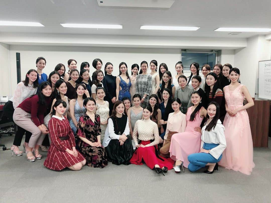 櫻井麻美のインスタグラム：「いよいよ明日は2020年度ミス・インターナショナル日本大会です👑 ・ 直前にスピーチの際の立ち居振る舞いのチェックをさせていただきました。 ・ みんなライバルでありながらも、お互いのために本気のアドバイスを送り合う素晴らしい関係を築き上げていました🥰 ・ 明日の日本大会も応援しに行きます🎌 ・ ・ #ミスインターナショナル  #2020年度ミスインターナショナル #missinternationaljp2020  #日本大会 #ファイナリストセミナー #ミスコンファイナリスト  #ミスコン #beautypageant #村田しのぶ さん #櫻井麻美」
