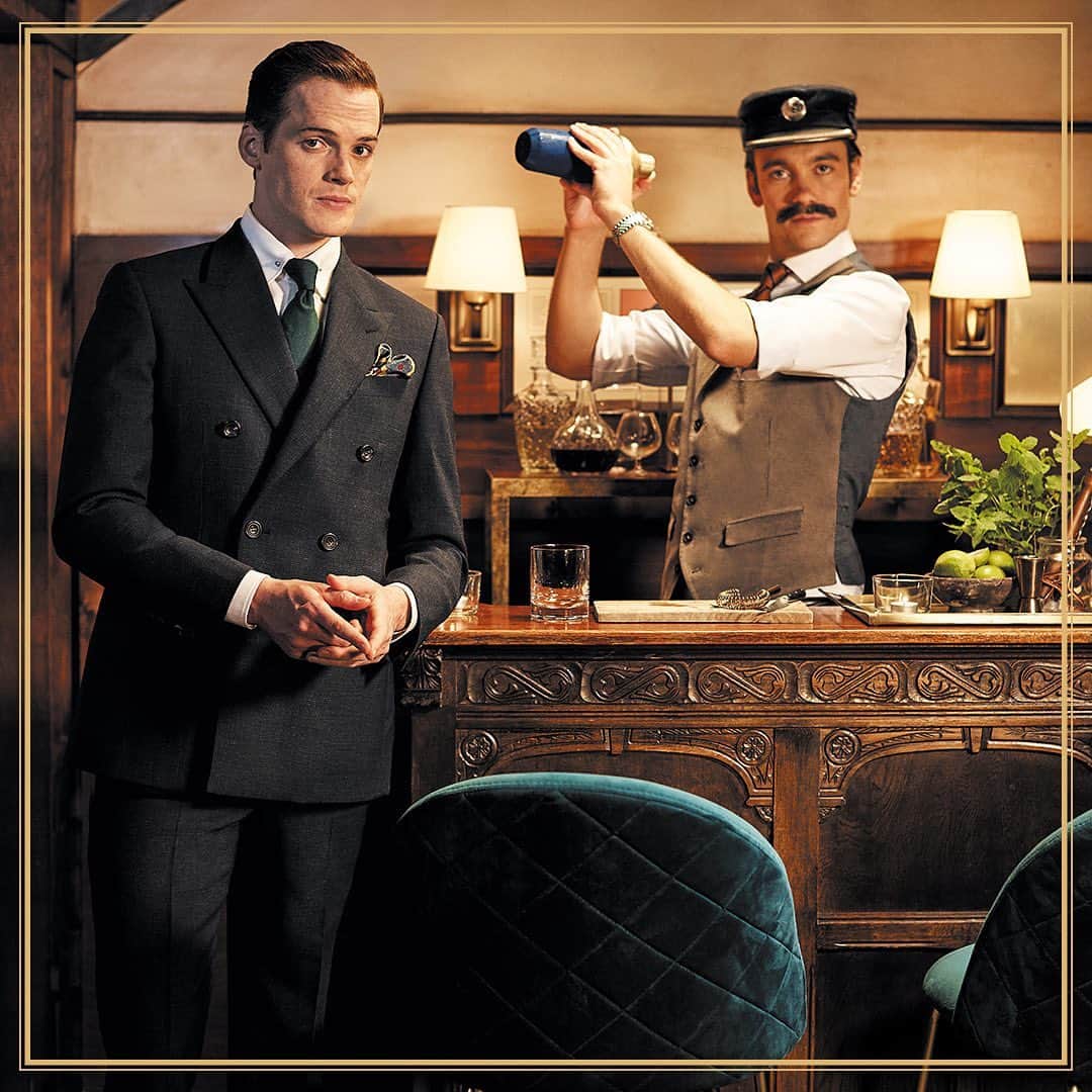 ハケットのインスタグラム：「The Cocktail Connoisseur is always sure to inject flair into each and every one of his outfits. Today, he's sharply dressed in a checked suit, a festive-inspired green tie and a boldly patterned pocket square – drawing just the right amount of attention to his outfit. What could be better? #Hackett #TwelveGentlemenOfChristmas #HackettChristmasExpress」
