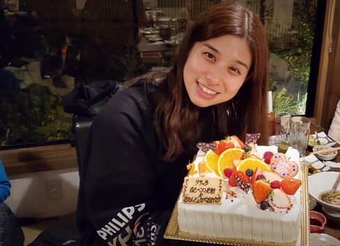 のインスタグラム：「26歳になりました。 たくさんのお祝いメッセージありがとうございます😊 昨日はマラソン完走後にラン×スマ チームからバースデーサプライズもしてもらいました🥰🎁 ランスマのスマイルランナーになって6年、 アンパンマンのお姉さんになって7年...他にも あらゆる場面で自分のいる環境の、あたたかさを感じて本当に感謝しています🤗 これからもの高樹リサも引き続き、よろしくお願いしますっ🦄 いぇい！( ᐛ👐)」