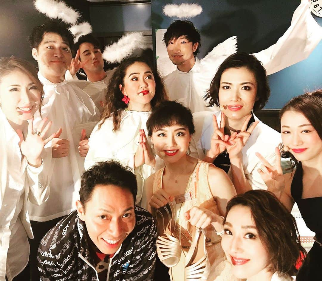 MARUさんのインスタグラム写真 - (MARUInstagram)「リビングルームミュージカル、開幕！どんな時も初日は気持ちいい〜♡これから９公演、毎回楽しみだなぁ。あっきー、お誕生日おめでとう！さーて、風呂入って寝るか🛀」11月26日 0時03分 - maru_firelily