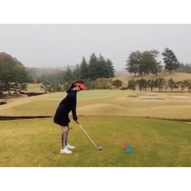 中西希のインスタグラム：「雨の中のゴルフ🏌️‍♀️﻿ ﻿ ユニクロのレインコートが﻿ リーズナブルな上に動きやすくてお気に入り🐨 ﻿ #ゴルフ #ゴルフ女子 #ゴルフ好き  #ゴルフ部 #ゴルフ #골프 #골스타그램 #골프스타그램 #골프스윙 #골프홀릭 #高尔夫 #高尔夫球  #golfstagram #golf」