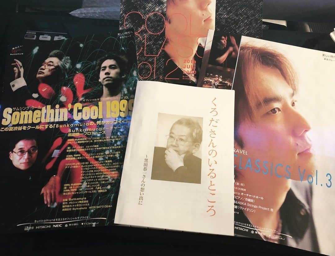 塩谷哲さんのインスタグラム写真 - (塩谷哲Instagram)「19日、王子ホール。音楽評論家でプロデューサーの黒田恭一さんの10回忌に合わせたコンサート「くろださんのいるところ」に錚々たる音楽家に混じって出演させていただきました。 思えば20年前の1999年にBunkamuraオーチャードホールのプロデューサーに就任されて最初の企画Somethin’Coolに、当時駆け出しの若造だった私を前田憲男さん、佐藤允彦さんと共に抜擢していただいたのです！ クラシックがご専門の黒田さんですが、ジャズやロックにも偏見なく、というより同等の価値を認めてくださっているが故に、かえってその審美眼が極めて鋭いように感じておりました。 それから私のCool Classicsという企画だけが3年続いたのですが、その中でジャズとクラシックを垣根なく行き来する自分の音楽表現の基本ができたように思います。  今回はその思い出のステージでアレンジした、ブラームス交響曲第3番第3楽章と自作曲をソロピアノで演奏しました。天国の黒田さんがクスっと微笑んでくれるのを想像しながら…。 演奏後、出演者の皆さんにはすこぶる好評だったようでホッとしました！そしたらなんとあの小山実稚恵さんが聴きにいらしてて💦めちゃお褒めの言葉をいただきました。嬉しすぎて泣けてくる。なんて良い日なんだっっ！ これは黒田さんがくださったプレゼントですね。ありがとうございました🙇‍♂️🙇‍♂️🙇‍♂️ 2枚目の写真は何れも日本が世界に誇る音楽家達に囲まれて。右から#鈴木大介　#吉野直子　#長谷川陽子　の各氏。そして左が#小山実稚恵さん」11月26日 0時05分 - satoru_shionoya