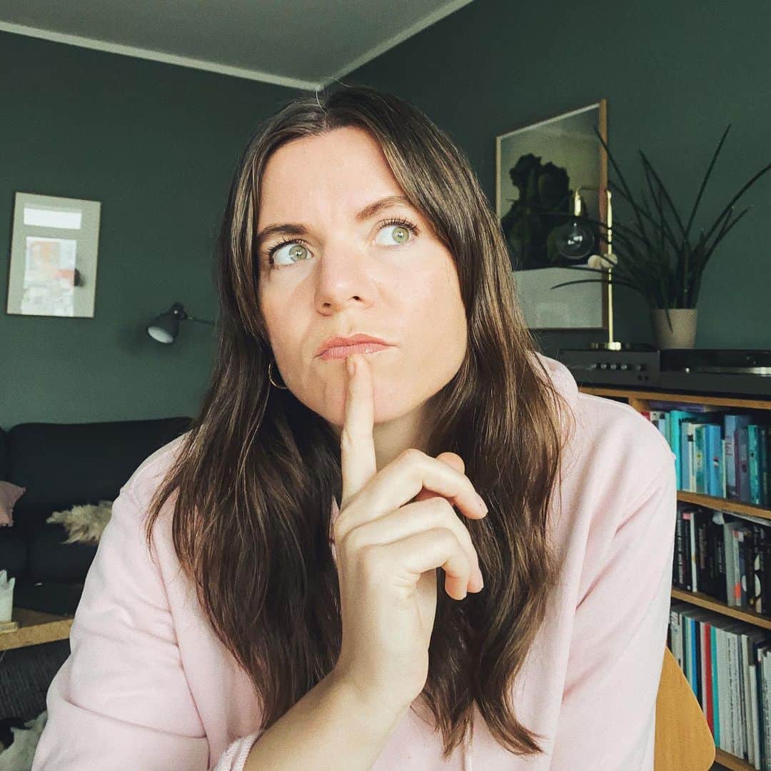 STIL IN BERLINのインスタグラム：「{Werbung} Teste heute schon mal mein "hmm ja, nee, sehe ich anders" Gesicht, damit ich am Donnerstag gut vorbereitet bin - da bin ich beim @weshare_de Cliché Bashing um über die Frage "Wie viel Verzicht ist zeitgemäß?" zu diskutieren. Volker Wieprecht und Sissy Metzschke moderieren die Diskussion zu Mülltrennung, nachhaltiger Mode, und der Frage ob uns die neuen Mobilitätsangebote freier und unabhängiger machen. Wollt ihr mitkommen und mit argumentieren? Ich habe 2x2 Tickets zu vergeben, hinterlasst hier einen Kommentar bis morgen Mittag (Dienstag) Mehr Infos gibt‘s bei @weshare_de #clichebashing #weshare」