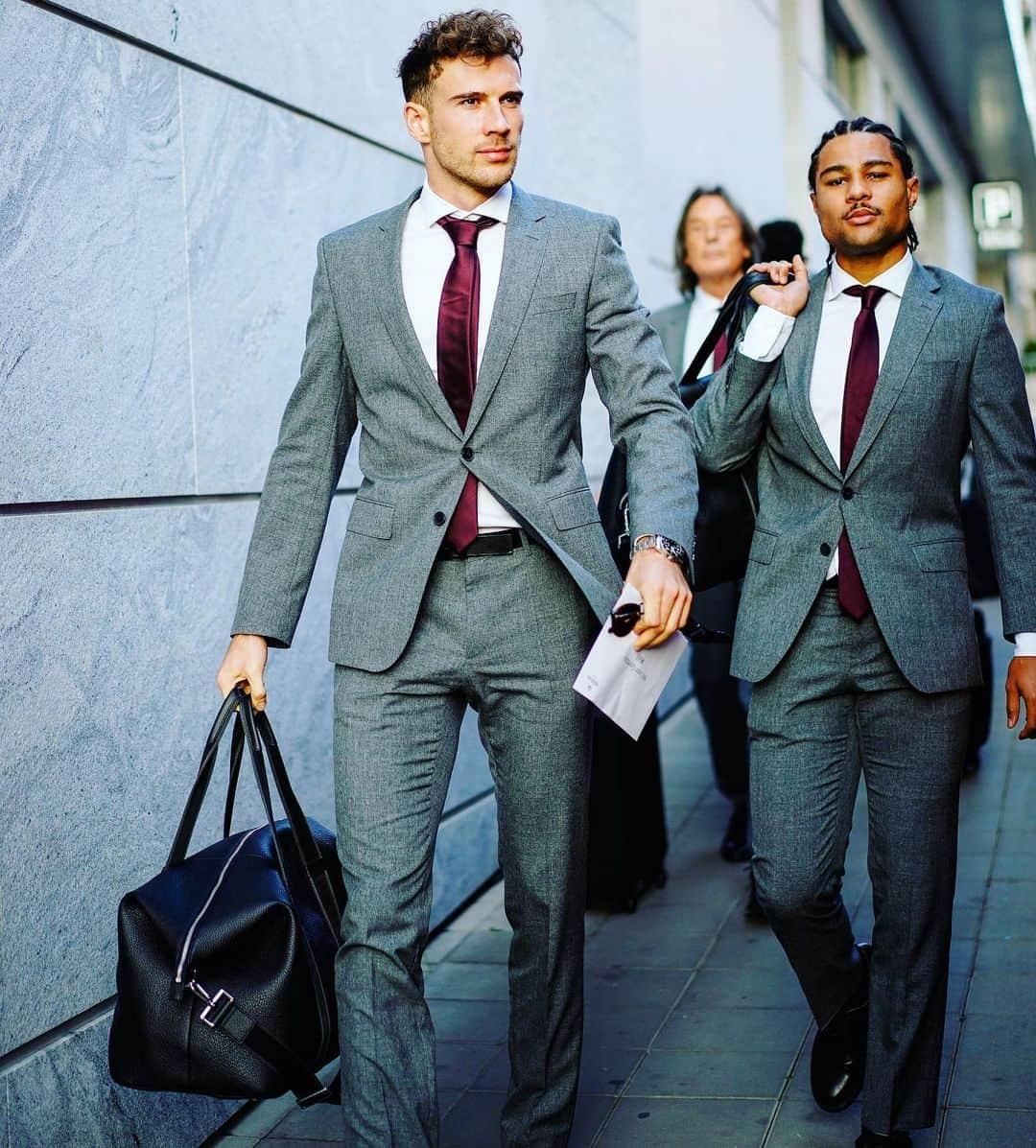 レオン・ゴレツカさんのインスタグラム写真 - (レオン・ゴレツカInstagram)「Arrived in Belgrad ! It’s CL-time 👔⚽️ @sergegnabry @fcbayern」11月26日 0時19分 - leon_goretzka