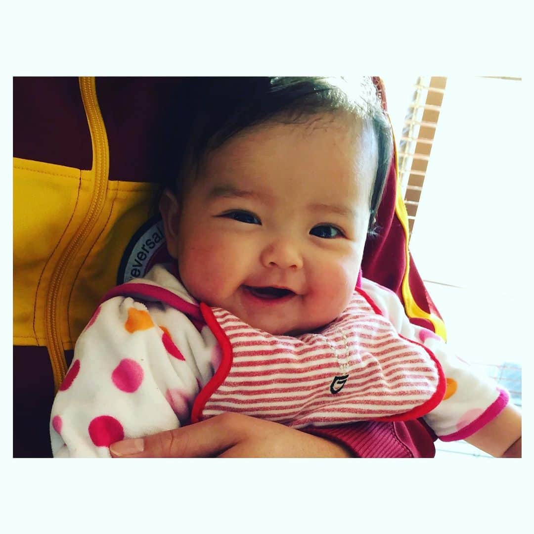 沖樹莉亜さんのインスタグラム写真 - (沖樹莉亜Instagram)「ご報告  実は今３人目を妊娠中です🤰 今は安定期に入り、来年の5月に出産予定です💖 妊娠初期は 今までの2人とは比べ物にならないくらいつわりが酷く、 タイミングがあれば寝ている感じでした。  今は本当に良くなりました🙏☺️ 今から３人に増えたときのドタバタを想像したらきちんと出来るのか🤣😅😂ですが、 それと同時にとても楽しみです☺️❤️ 昔のリタとタミの写真を見たら止まらない🥰 もっとおおらかに、優しくなりた〜いと 夜な夜な眠りについた2人を見ては反省の毎日ですが、、 翌朝にはすっかり忘れてガミガミ母ちゃん😂  いつも沢山のいいねやコメントをありがとうございます❤️😍💖💕 これからもどうぞよろしくお願いいたします🙇‍♀️🙇‍♀️🙏❤️ #pregnant #pregnancy  #3人目 #妊娠　#妊婦　#妊娠報告」11月26日 0時20分 - juliaokijulia