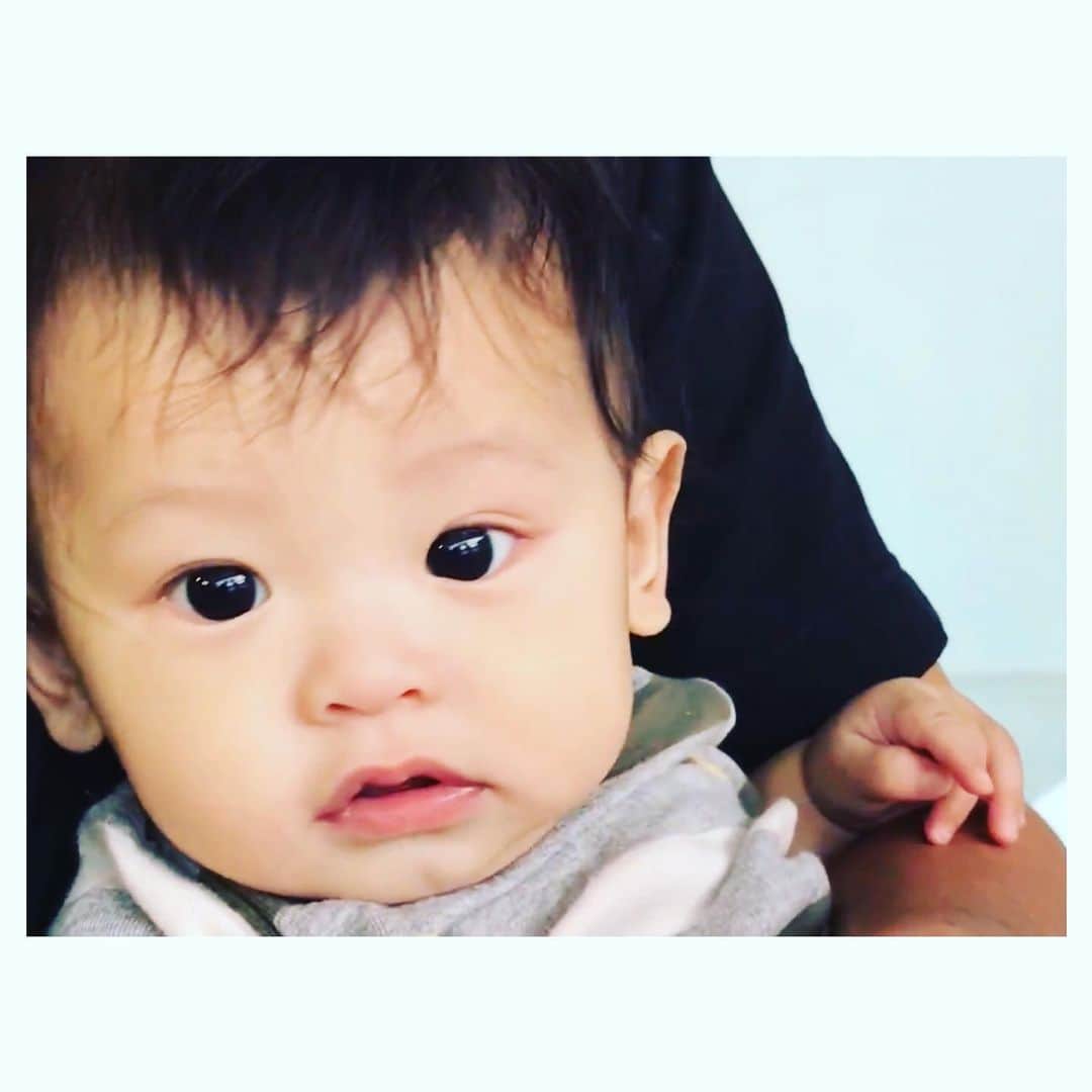 沖樹莉亜さんのインスタグラム写真 - (沖樹莉亜Instagram)「ご報告  実は今３人目を妊娠中です🤰 今は安定期に入り、来年の5月に出産予定です💖 妊娠初期は 今までの2人とは比べ物にならないくらいつわりが酷く、 タイミングがあれば寝ている感じでした。  今は本当に良くなりました🙏☺️ 今から３人に増えたときのドタバタを想像したらきちんと出来るのか🤣😅😂ですが、 それと同時にとても楽しみです☺️❤️ 昔のリタとタミの写真を見たら止まらない🥰 もっとおおらかに、優しくなりた〜いと 夜な夜な眠りについた2人を見ては反省の毎日ですが、、 翌朝にはすっかり忘れてガミガミ母ちゃん😂  いつも沢山のいいねやコメントをありがとうございます❤️😍💖💕 これからもどうぞよろしくお願いいたします🙇‍♀️🙇‍♀️🙏❤️ #pregnant #pregnancy  #3人目 #妊娠　#妊婦　#妊娠報告」11月26日 0時20分 - juliaokijulia