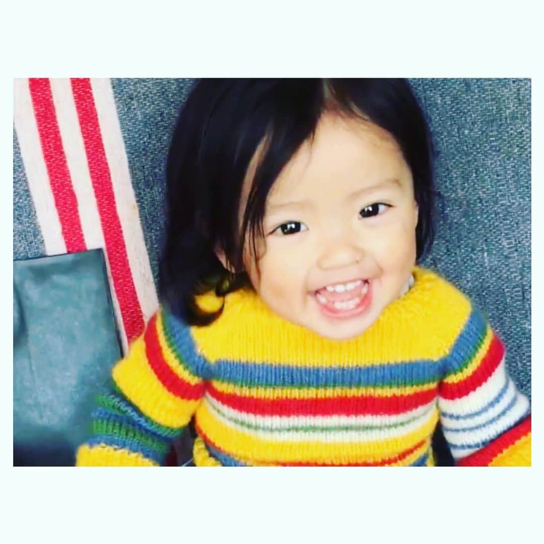 沖樹莉亜さんのインスタグラム写真 - (沖樹莉亜Instagram)「ご報告  実は今３人目を妊娠中です🤰 今は安定期に入り、来年の5月に出産予定です💖 妊娠初期は 今までの2人とは比べ物にならないくらいつわりが酷く、 タイミングがあれば寝ている感じでした。  今は本当に良くなりました🙏☺️ 今から３人に増えたときのドタバタを想像したらきちんと出来るのか🤣😅😂ですが、 それと同時にとても楽しみです☺️❤️ 昔のリタとタミの写真を見たら止まらない🥰 もっとおおらかに、優しくなりた〜いと 夜な夜な眠りについた2人を見ては反省の毎日ですが、、 翌朝にはすっかり忘れてガミガミ母ちゃん😂  いつも沢山のいいねやコメントをありがとうございます❤️😍💖💕 これからもどうぞよろしくお願いいたします🙇‍♀️🙇‍♀️🙏❤️ #pregnant #pregnancy  #3人目 #妊娠　#妊婦　#妊娠報告」11月26日 0時20分 - juliaokijulia