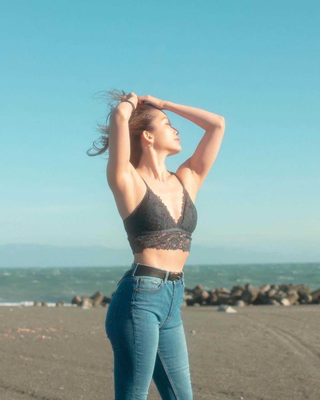 のインスタグラム：「. . 自分の横顔を好きになれる日が来るなんて 想像もできなかった。 トレーニングに出会えて、本当に良かった🌹 心も身体も、良い方向へ。 私が望む方へと、変わっていく💫 . Workout have literally changed my life.❤︎ I couldn't imagine myself taking photo like this 4years ago. . @photobymomoko  #change#mylife#lifestyle#positivequotes」