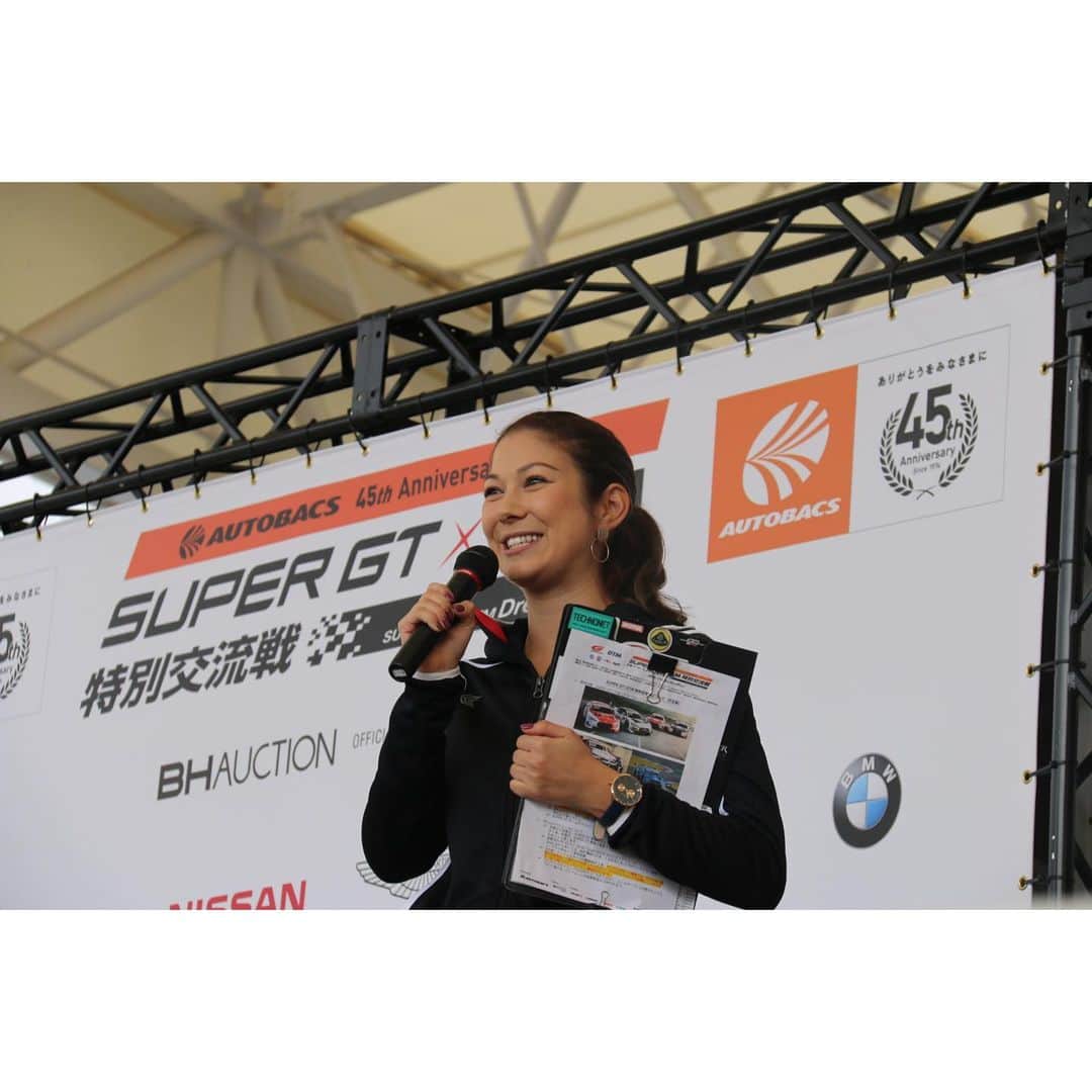 井澤エイミーのインスタグラム：「【Super GT × DTM 特別交流戦】  未だに興奮冷めやらぬ。 激アツだったぁあ！！ 今回はJスポーツスペシャルトークショーと国際映像の英語実況を担当させて頂きました。  一言→めえええええっちゃ楽しかったの！！！！ トークショー見てくれた人は私のテンションの高さに引いた人も多いのでは、、笑笑 とにかく最高な週末でした♬  日曜日のトークショーは、中嶋の大ちゃんの引退表明を受けてうるっとしてしまってごめんなさい。  実は初めてカートに乗った時に講師してもらったり、同い年で、学歴も似てたりとか、、で。 こみ上げてくるものをこらえれませんでした。最近あまり泣かないようになったのにネー。  とにかく！ また、この交流戦がある日には、同じ形で携わりたいです！！ 以上(°▽°) #supergtxdtm #supergt #dtm #fujispeedway #letsgoracing」