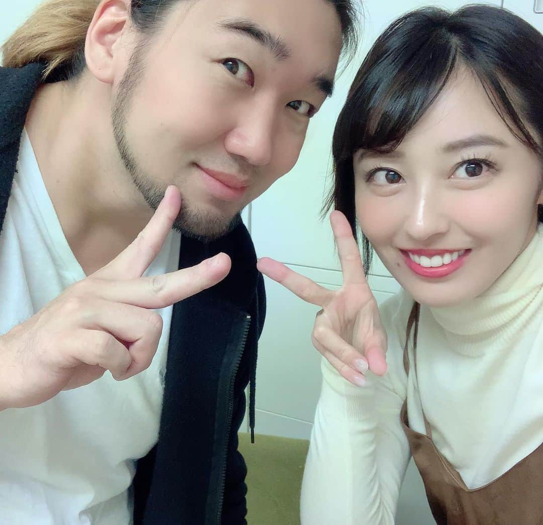 のインスタグラム：「今からシバターさんと撮影ご一緒します。MCやらせていただきます！ 眠そうで可愛い😍💕 仲よぴ❤️ 2枚目盗撮しちゃった🥰🥰 #シバター #youtuber」
