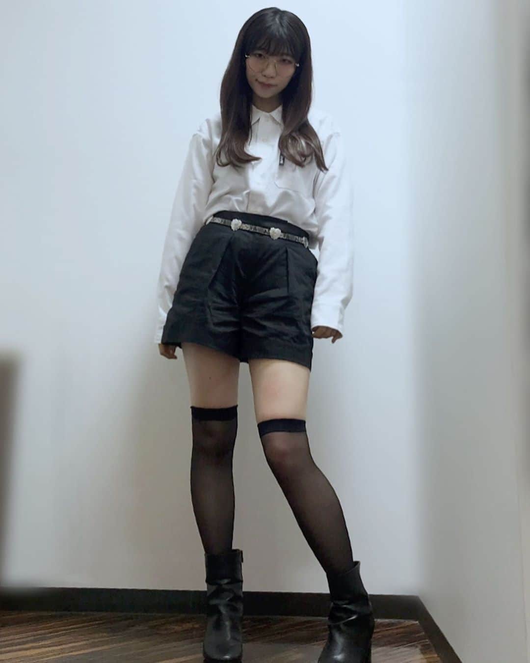 ぱいぱいでか美のインスタグラム：「月例→木曜TheNIGHTの時に着てた私服❤︎ シャツとかニーハイなの珍しい。 ꙳ #tops #silasandmaria  #bottoms #jillsander  #belt #jouetie  #boots #gu #俺はインスタグラマーになりてぇ #木曜thenight #AbemaTV ꙳ この前の服！ 月例トークイベントで座りっぱなしだったので皺がやばいですが笑 JILLSANDERのサンプルセールで買ったショートパンツお気に入りです！ 写真だと分かりづらいけどタックが入ってていい感じす。 SILASのシャツもポケット可愛くてお気に入り！ セルフタイマーのインカメで撮ったから難しくて明るさとか角度が変だけど許して〜 ゆるしてにゃん。 . 木曜The NIGHT、先週出演いたしましたので 水曜までは見逃し配信観れると思います〜！ まだの人は見てね！Abemaアプリでどぞ。」