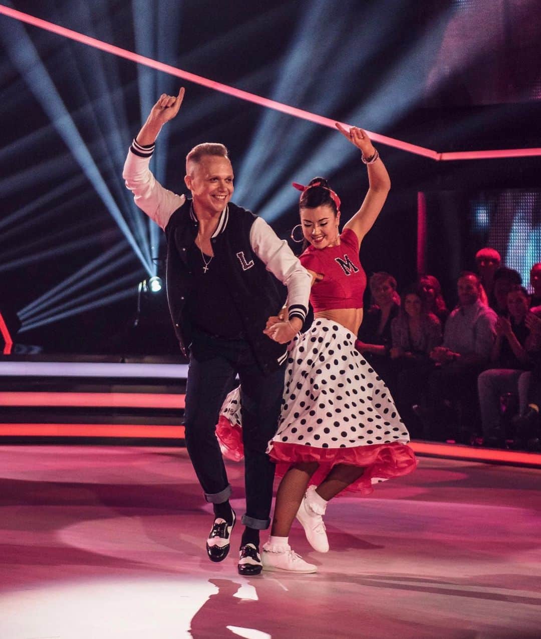 のインスタグラム：「❤️❤️TEAM LAURA&MARKO KIITTÄÄ JA KUITTAA!!❤️❤️ Kiitollisuus on päällimmäisenä mielessä nukutun yön jälkeen tästä syksystä.🙏🏼 Kiitollinen oon ennen kaikkea MARKOA kohtaan - sä teit tästä syksystä sen mitä se oli: me vedettiin joka päivä ilon kautta ja se oli mulle tärkeintä, ja sitä haluttiin levittää myös kotikatsomoihin. Me onnistuttiin siinä.❤️ Ihailen myös niin Markon tapaa tehdä töitä - järjettömällä ammattitaidolla, omistautuneisuudella ja luovuudella, mutta ihmisläheisellä ja empaattisella otteella. Olit korvaamaton tsemppaaja, iltapäivähepulien kylväjä ja tukipilari. Sussa on jotain tosi erityistä josta tanssin ja taiteen ala saa nauttia!💎 ❤️Olin myös yllättynyt kuinka valtavasti tää kisa resonoi ihmisissä, ja se oli parasta tässä tuotannossa. Sen huomaaminen, miten tällanen viihdekisailu pystyy tällä levelillä levittää tunteita ja iloa ihmisille, sai mut arvostamaan viihteen tekijöitä vielä entistäkin enemmän. Samat suuret tunteet ne pyörii niin urheilussa kun viihteenkin parissa ja tuo ihmisiä yhteen. ❤️Joten toinen suuri kiitos koko @tanssiitahtienkanssa tuotannon jengille @banijayfinland , timanttisille tanssiopeille, ja kanavalle @mtv3suomi . Sydämellistä, avointa, luovaa ja lahjakasta jengiä jotka tekee tätä hyvänmielen ohjelmaa omistautuneesti suurella tunteella. Oli etuoikeus tutustua teihin jokaiseen. ❤️Jokainen kokemus ja projekti antaa aina jotain uutta elämään, ja tästä syksystä jäi ihan järjettömästi ajatuksia ja uutta näkemystä takataskuun. Ei muuta kun takasin normaaliin elämään: enemmän aikaa läheisille, ystäville, ja omille oikeille töille joista nautin.  Heippa TTK-kupla - hello ihana oma elämä, joka tän jälkeen tuntuu pitkästä aikaa ihan parhaalta ja josta MYÖS saa olla kiitollinen!🙏🏼❤️ #mtvttk #dwts #kiitos」