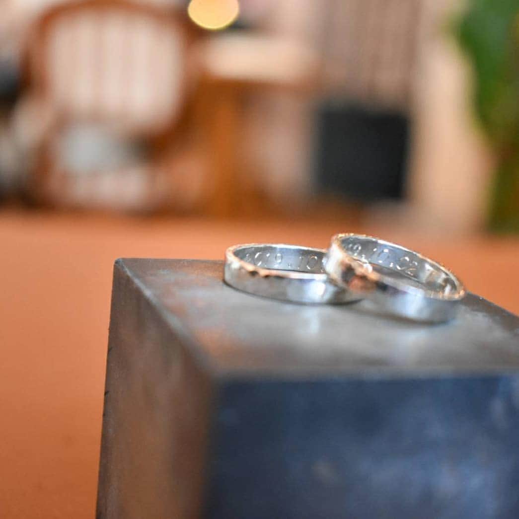 手作り指輪【ジュエリーアウラ】福岡さんのインスタグラム写真 - (手作り指輪【ジュエリーアウラ】福岡Instagram)「【ふたりでつくる喜び】 シルバーペアリングも 一生つける結婚指輪も  ふたりで一緒に つくると 「特別な指輪」に。  その瞬間を 彼が一眼レフで 切り取ってくれました。  素敵な写真を ありがとうございます(^-^)/ 写真から… 愛があふれてるね💕  あなたの輝きを引き出す 【ジュエリーアウラ】 www.au‐ra.com  #ジュエリーアウラ #手作りペアリング #手作り結婚指輪 #オーダーメイド結婚指輪 #リモデルジュエリー #福岡北九州で人気のジュエリーサロン #シルバー体験教室  #90分でお持ち帰り可能  #特別な指輪は手作りで #完全ご予約制度  #24時間ネット予約はHPより」11月26日 0時43分 - jewelry.aura