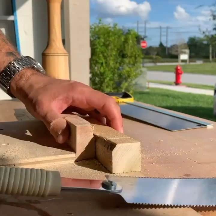 のインスタグラム：「Thank you for using SUIZAN japanese ryoba pull saw!﻿ ﻿ #repost @two_dogs_carpentry﻿ Just a little relaxation for this Tuesday morning.﻿ .﻿ .﻿ .﻿ .﻿ #woodworker  #woodshop  #shoplife  #handsaw  #japanesesaw  #suizan  #workbench  #benchhook  #asmr  #meditation  #peace  #woodworking  #garage  #handtoolsonly  #workshop﻿ ﻿ #suizanjapan #japanesetool #japaneseplane #craftsman #craftsmanship #handsaw #pullsaw #flushcut #dovetail #dozuki #ryoba #woodwork #woodworkingtools #diy #japanesestyle」