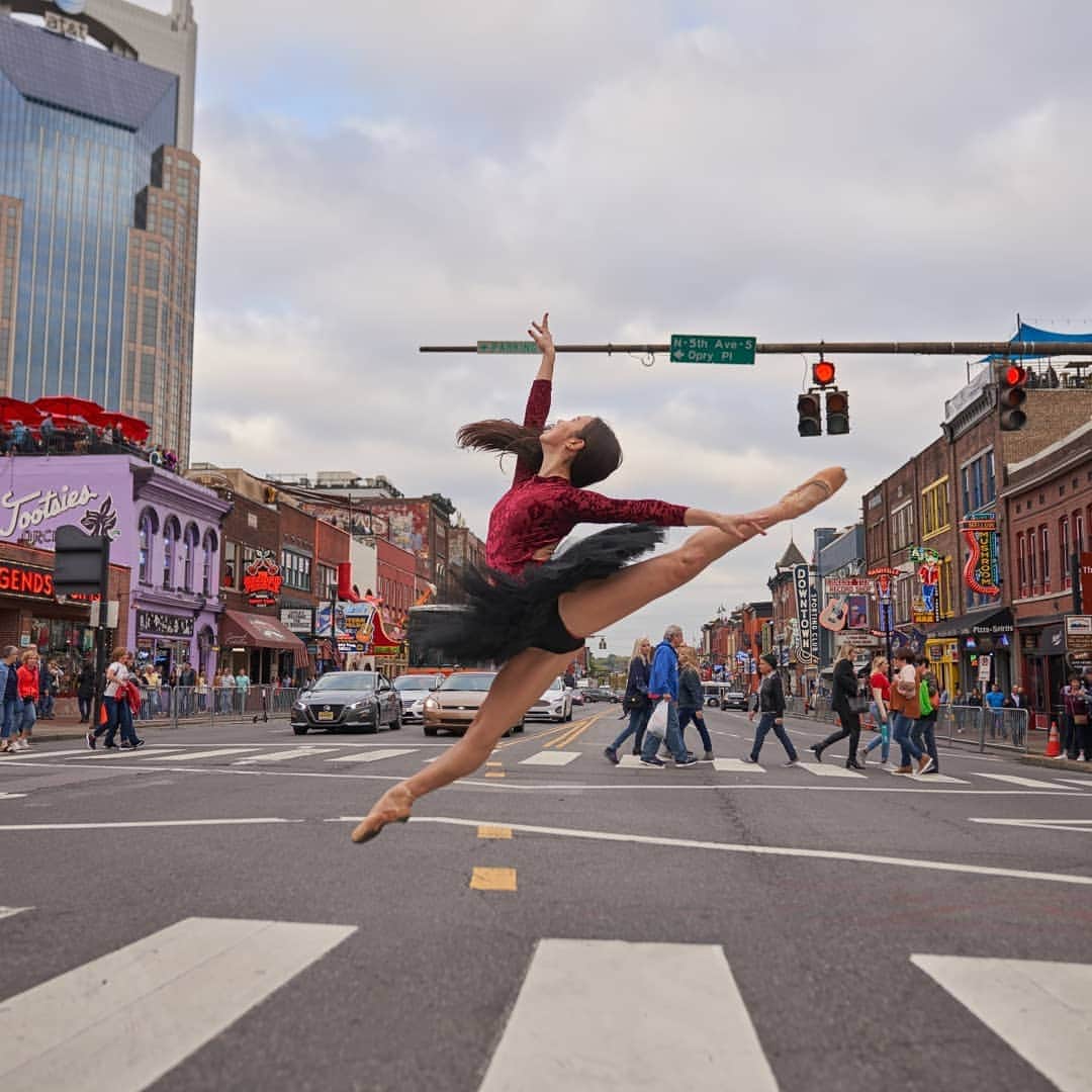 Lily Saito (齊藤莉理)さんのインスタグラム写真 - (Lily Saito (齊藤莉理)Instagram)「Directing Nashville traffic like... |📸 @nashvillephotographer | Leotard from @xiaoxiaodesigns  Use code Lily_Nash for 25% off your order!!」11月26日 11時41分 - lilysaito_