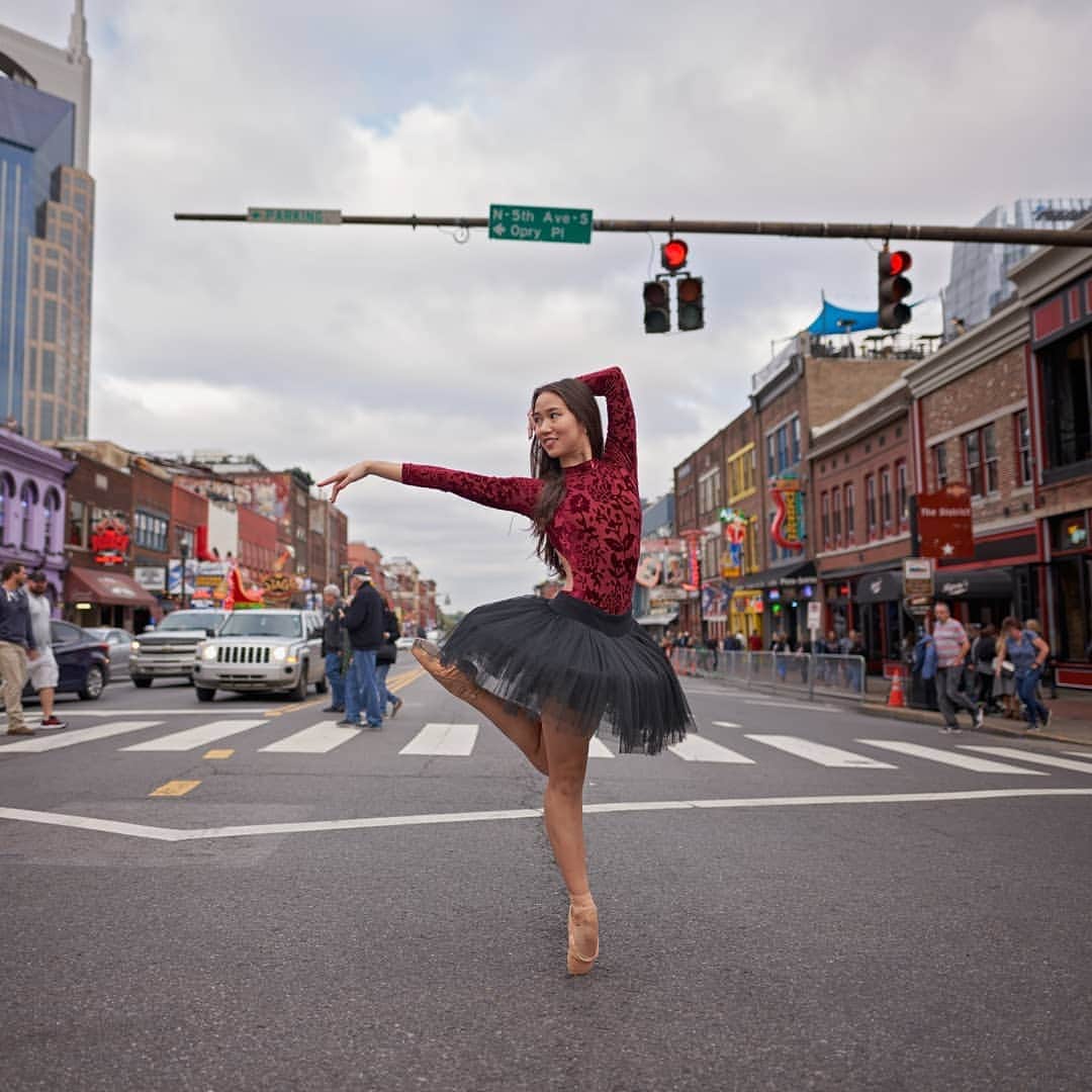 Lily Saito (齊藤莉理)さんのインスタグラム写真 - (Lily Saito (齊藤莉理)Instagram)「Directing Nashville traffic like... |📸 @nashvillephotographer | Leotard from @xiaoxiaodesigns  Use code Lily_Nash for 25% off your order!!」11月26日 11時41分 - lilysaito_