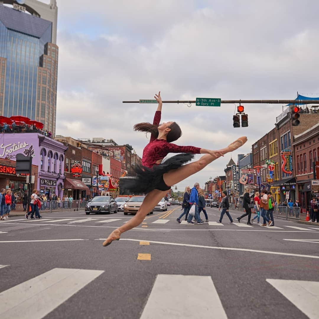 Lily Saito (齊藤莉理)のインスタグラム：「Directing Nashville traffic like... |📸 @nashvillephotographer | Leotard from @xiaoxiaodesigns  Use code Lily_Nash for 25% off your order!!」