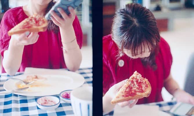 ゆうゆのインスタグラム：「2019.11.26﻿ ﻿ ﻿ gᵒᵒᒄ ᵅfᵗᵉʳᐢᵒᵒ ᐢ +*..。﻿ ﻿ ﻿ ﻿ 赤のひとと青のひと(^｡^)﻿ ﻿ ﻿ 3人で毎日明日は何色着る❓って﻿ 言いながら翌日の洋服決めてました。﻿ 何気に色のバランスを考える。﻿ ﻿ それぞれ好みは違うのに﻿ やっぱりカメラ女子﻿ 雰囲気が合うのが面白い。﻿ ﻿ ひとりっぷでは味わえない楽しさ♬﻿ ﻿ ﻿ ﻿ この旅は突然思いつき﻿ ariaではなくpenFTを持参。﻿ メインカメラだと物足りないけど﻿ (結局ローライ壊れてメインになっちゃったけど…)﻿ サブカメラにはいいかもなぁー﻿ ﻿ たくさん撮れるし(^^;;﻿ ﻿ ﻿ ﻿ __________________________________________________**✧̣͙ͥ*﻿ ______________﻿ ﻿ ﻿ #olympus ﻿ #penFT ﻿ #yuyu_thailand﻿ #暮らすように旅をする﻿ #thailand﻿ #chiangmai﻿ #チェンマイ﻿ #オールドシティウォールイン　﻿ #oldcitywallinn ﻿ #チェンマイ旅行　﻿ #チェンマイホテル」