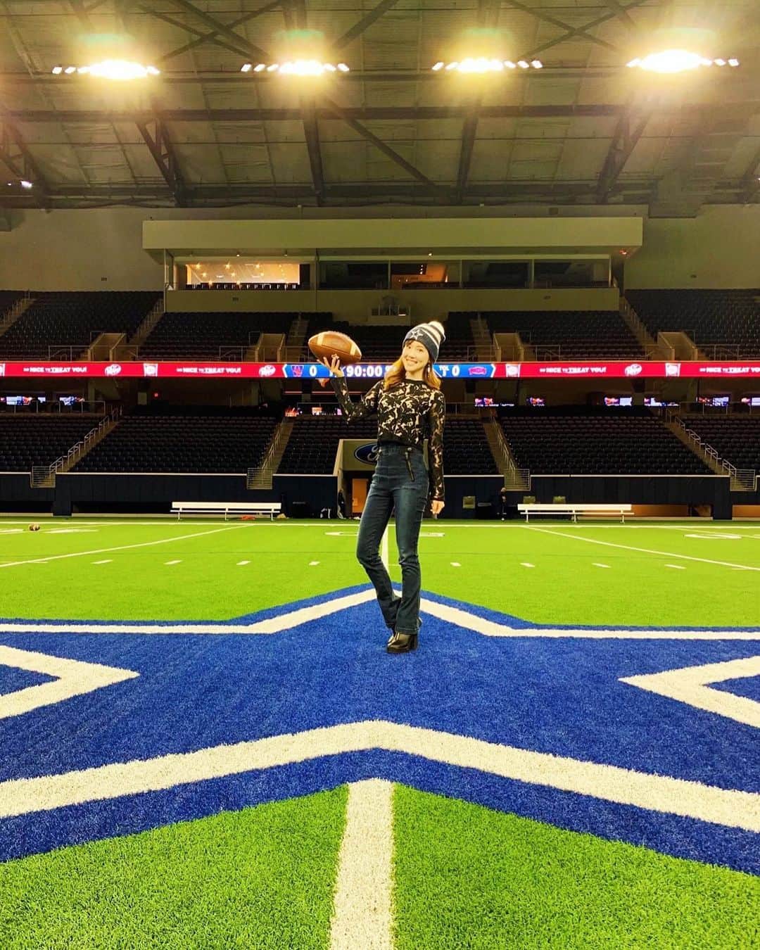メロディー・モリタさんのインスタグラム写真 - (メロディー・モリタInstagram)「Flew out to Dallas for @NFL TV filming which aired in Japan!💙 Massive thanks to the @dallascowboys for providing an extensive VIP tour of The Star and Cowboys Fit!✨ As you can see in the 3rd & 4th slide, there's a star that's set right in front of the doors leading out to the practice field which says, "It is a privilege, not a right, to play, coach and work for the Dallas Cowboys." I learned that every single player and person involved with the team touches the star every day before heading out to practice which I thought was very inspiring.😊 The facility was so massive that we unfortunately could not include everything we filmed, but it was super cool to report on my first cryotherapy experience using the same exact machine the players use as well! I love learning about the BTS of recovery/body conditioning which is crucial for maintaining the physique of the best athletes in the world.  It was such a pleasure seeing and working with the Dallas Cowboys team again! I just got back from a different city for more TV filming and can't wait to share all of that with you as well🙌 Hope your week is off to an awesome start!⭐️ * 先日の「オードリーのNFL倶楽部」のテレビ放送では、ダラス・カウボーイズの本部施設の「The Star」と「Cowboys Fit」を取材＆紹介しました！😄 東京ドーム8個分の広さがあるThe Starは、NFLドラフトの時に使用する会議室、メニューが充実した選手たちの豪華な食堂、観客席付きの屋内練習場などなど、たくさんの素晴らしいエリアがあります。 * 3＆4枚目の外の練習フィールドに繋がっているドアの前に置かれたスターには、"It is a privilege, not a right, to play, coach and work for the Dallas Cowboys." （ダラス・カウボーイズでプレーする、コーチする、働くことは権利ではなく、名誉である）と書かれていて、広報の方から「選手はもちろんチームに関わる全ての人が、毎日必ずこのスターに触れてから外の練習フィールドへ行く」と聞いて、チーム愛に感動しました。 * あまりにも広大な施設のため、放送では紹介しきれなかった部分が沢山あったのですが、Cowboys Fitでは、選手も使うクライオセラピー（凍結療法）のマシーンも体験させて頂きました（7枚目）！😳 選手たちがこの様な機械で患部＆全身を冷やし、痛みを緩和しながら、毎回の激しい試合いを戦っていると思うと、NFLの凄さと厳しさをまた違う目線から改めて知ることができました。 * 次回もNFLの現地での盛り上がりや＆裏側をお伝えします。どうぞお楽しみに‼️😊 #NFL #DallasCowboys #TV #NFLclub #カウボーイズ」11月26日 11時38分 - melodeemorita