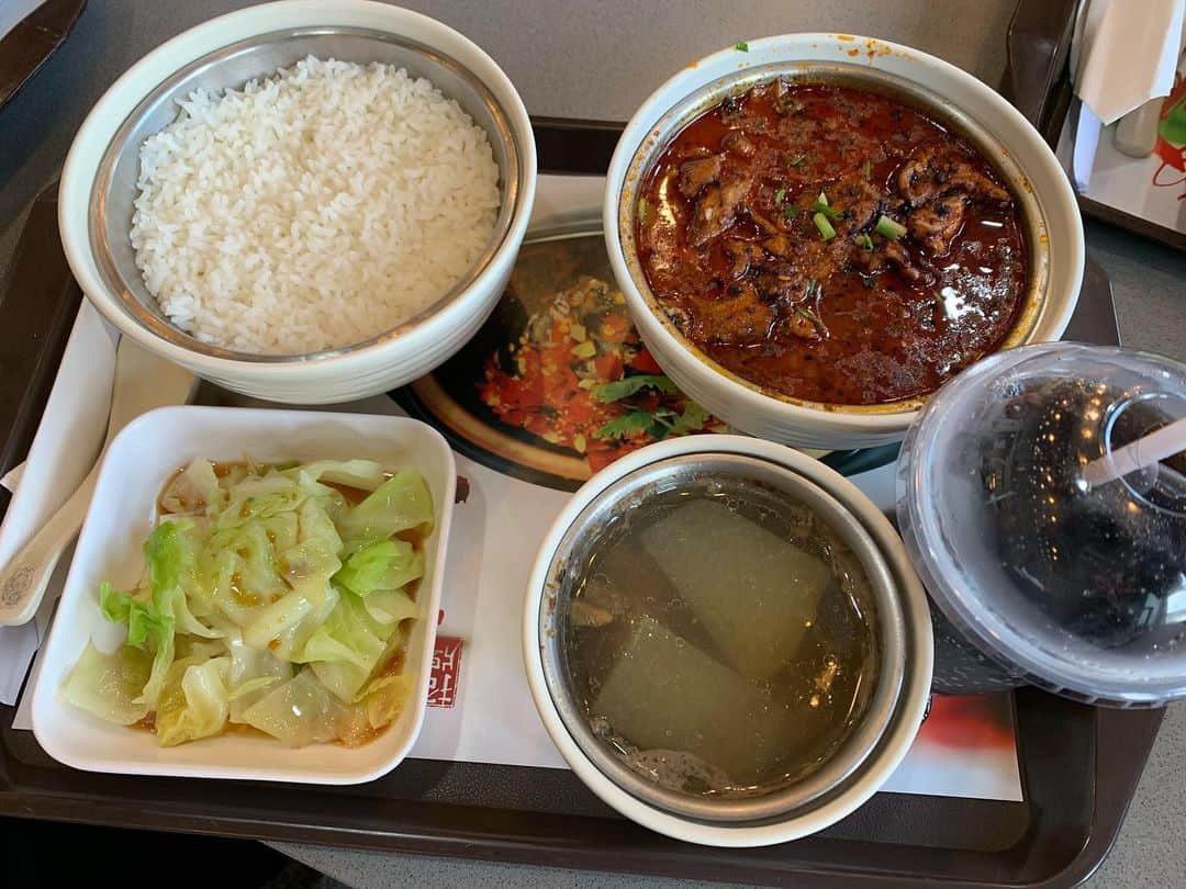 清水盛三さんのインスタグラム写真 - (清水盛三Instagram)「昨日中国から帰って来ました🇨🇳 現地でSNSがうまく使え無かったので今日からしばし中国ネタ😬 今回は中国の南京市にある湖でSUNLINE CUPが開かれると言う事でゲストとしてお呼ばれしてもらった次第🎣 まず関西空港から上海の浦東空港まで飛んでからロッドを持って行ったので高速鉄道を使わず大渋滞の中、6時間かけて南京市まで陸路移動🚗 アメリカも広かったけど中国もバリバリ広い😅 それでいて高層ビルだらけでちょー都会🏙 そんな景色を眺めながら南京市に。 着いてすぐに地元の方々の食事会にお呼ばれする事となったのだが🍽 ・ ・ ・ #初　#中国　#china #上海　#shanghai  #南京　#nanjing  #何もかもびっくり #サンライン　#sunline #写真は中国での初ごはん #続きは後ほど」11月26日 11時39分 - morizo_shimizu