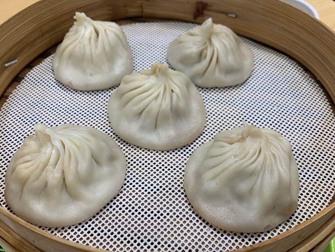 清水盛三さんのインスタグラム写真 - (清水盛三Instagram)「昨日中国から帰って来ました🇨🇳 現地でSNSがうまく使え無かったので今日からしばし中国ネタ😬 今回は中国の南京市にある湖でSUNLINE CUPが開かれると言う事でゲストとしてお呼ばれしてもらった次第🎣 まず関西空港から上海の浦東空港まで飛んでからロッドを持って行ったので高速鉄道を使わず大渋滞の中、6時間かけて南京市まで陸路移動🚗 アメリカも広かったけど中国もバリバリ広い😅 それでいて高層ビルだらけでちょー都会🏙 そんな景色を眺めながら南京市に。 着いてすぐに地元の方々の食事会にお呼ばれする事となったのだが🍽 ・ ・ ・ #初　#中国　#china #上海　#shanghai  #南京　#nanjing  #何もかもびっくり #サンライン　#sunline #写真は中国での初ごはん #続きは後ほど」11月26日 11時39分 - morizo_shimizu