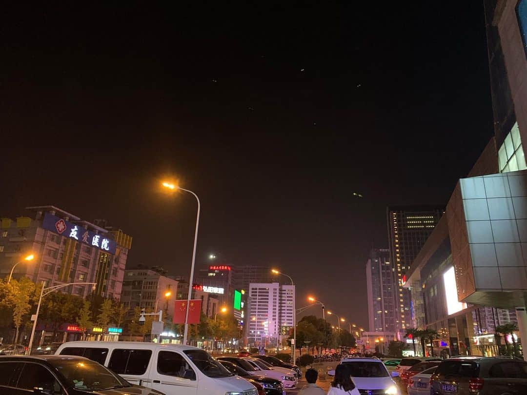 清水盛三さんのインスタグラム写真 - (清水盛三Instagram)「昨日中国から帰って来ました🇨🇳 現地でSNSがうまく使え無かったので今日からしばし中国ネタ😬 今回は中国の南京市にある湖でSUNLINE CUPが開かれると言う事でゲストとしてお呼ばれしてもらった次第🎣 まず関西空港から上海の浦東空港まで飛んでからロッドを持って行ったので高速鉄道を使わず大渋滞の中、6時間かけて南京市まで陸路移動🚗 アメリカも広かったけど中国もバリバリ広い😅 それでいて高層ビルだらけでちょー都会🏙 そんな景色を眺めながら南京市に。 着いてすぐに地元の方々の食事会にお呼ばれする事となったのだが🍽 ・ ・ ・ #初　#中国　#china #上海　#shanghai  #南京　#nanjing  #何もかもびっくり #サンライン　#sunline #写真は中国での初ごはん #続きは後ほど」11月26日 11時39分 - morizo_shimizu