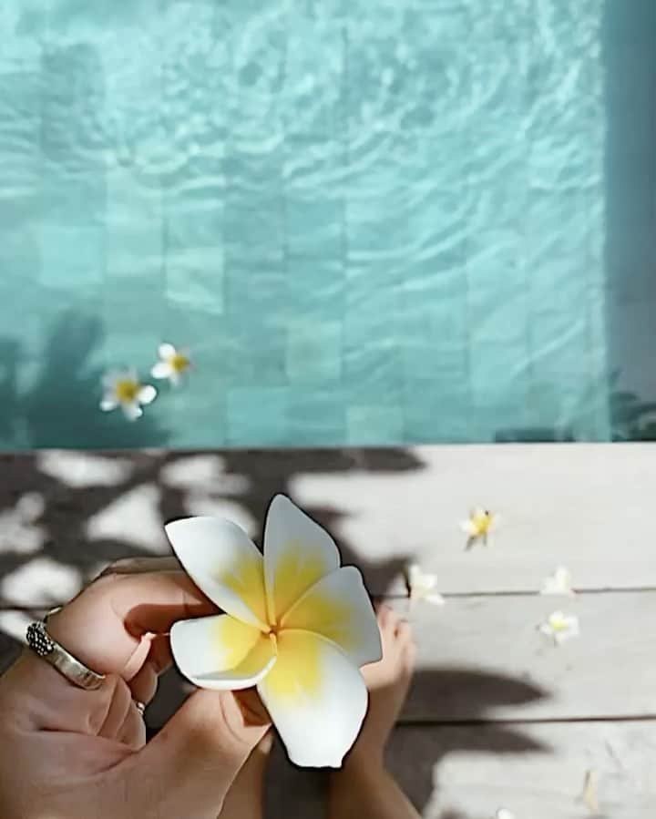 Manamiのインスタグラム：「🌼🌼🌼 Cangguにある "VILLA TAWA" ってヴィラ🌴 @airbnb で見つけたよん💗 位置情報がない😭 #moonlitの社員旅行 #マナシカの好きな宿」