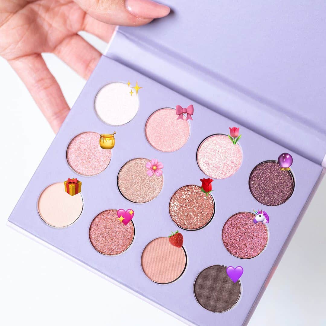 Target Styleのインスタグラム：「Me: I have too much makeup..⁣ Also me: but look at this Holiday palette! ⁣ ⁣ What's your favorite shade in the Everything's Roses palette?」